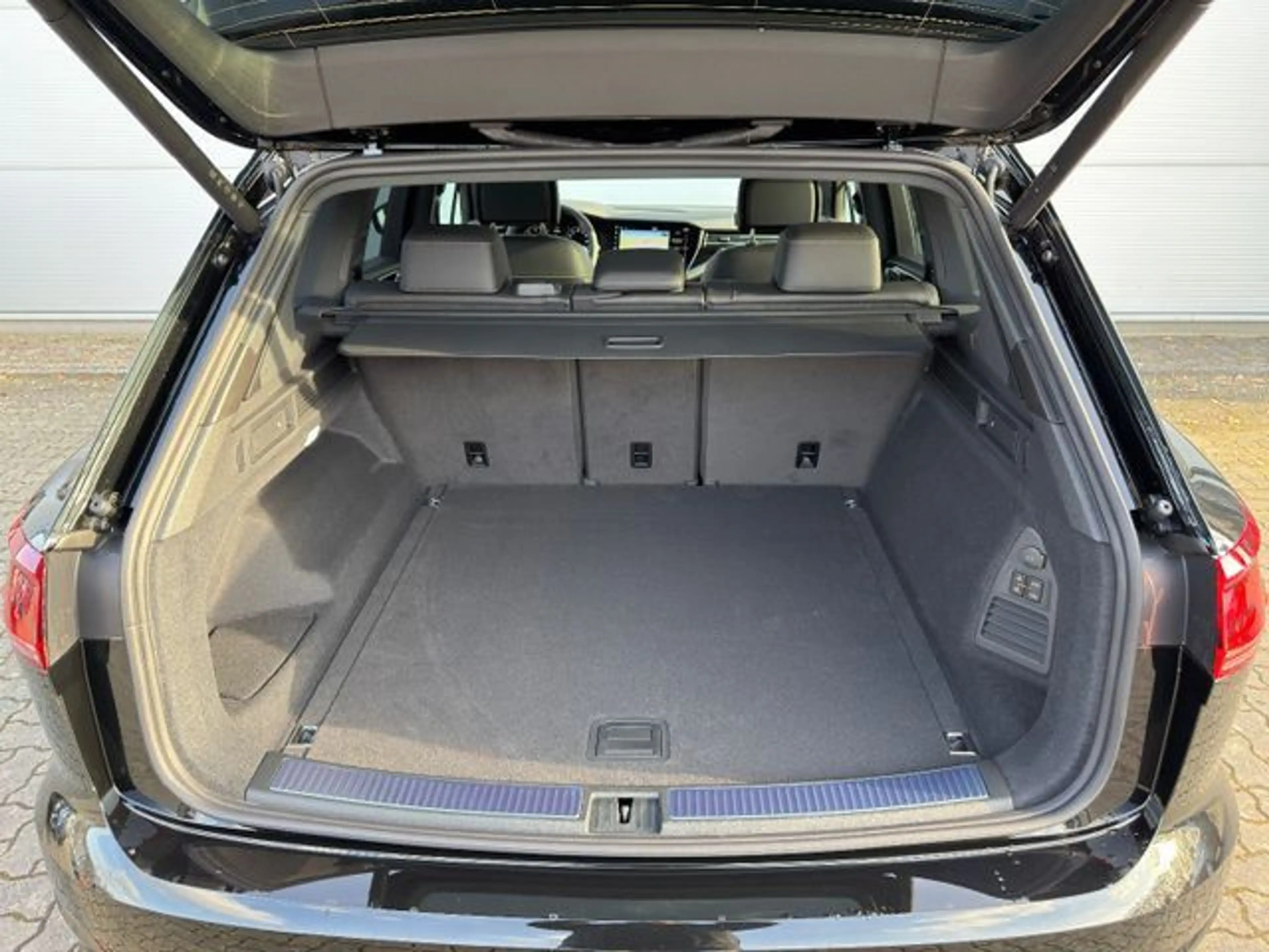Volkswagen Touareg 3.0 TDI R-Line Final AHK 21Z Pano Stand — photo 9