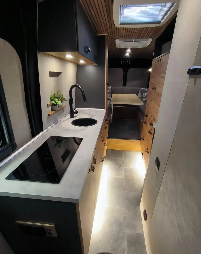 Iveco Daily Campervan Alb - 2
