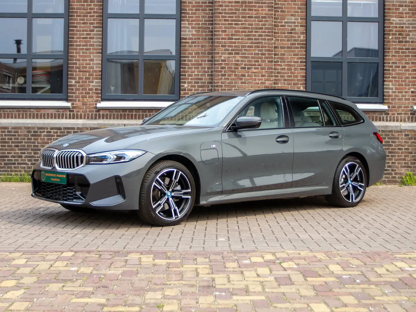 BMW 330 330e xDrive Touring | M-Sport Grijs - 2
