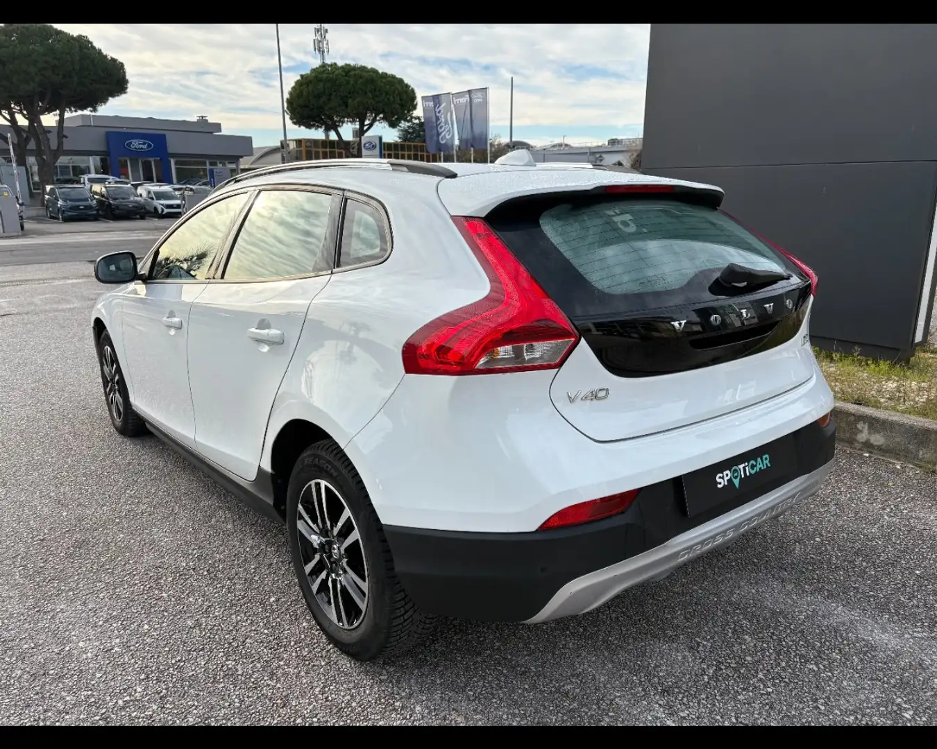 Volvo V40 Cross Country D2 Business Plus Blanc - 2
