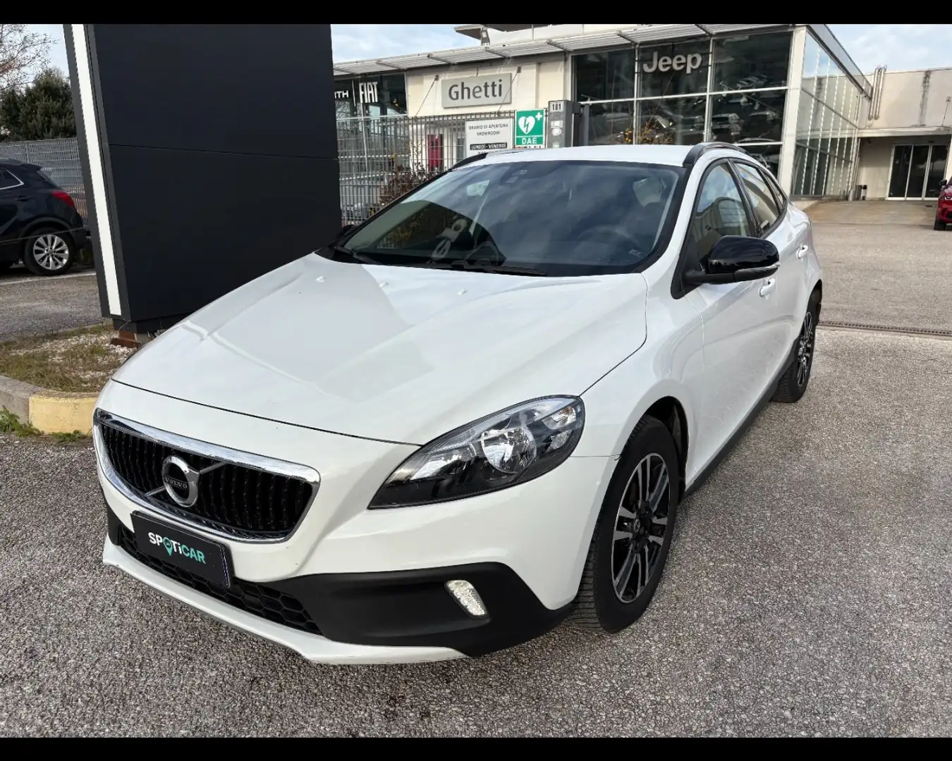 Volvo V40 Cross Country D2 Business Plus Blanc - 1