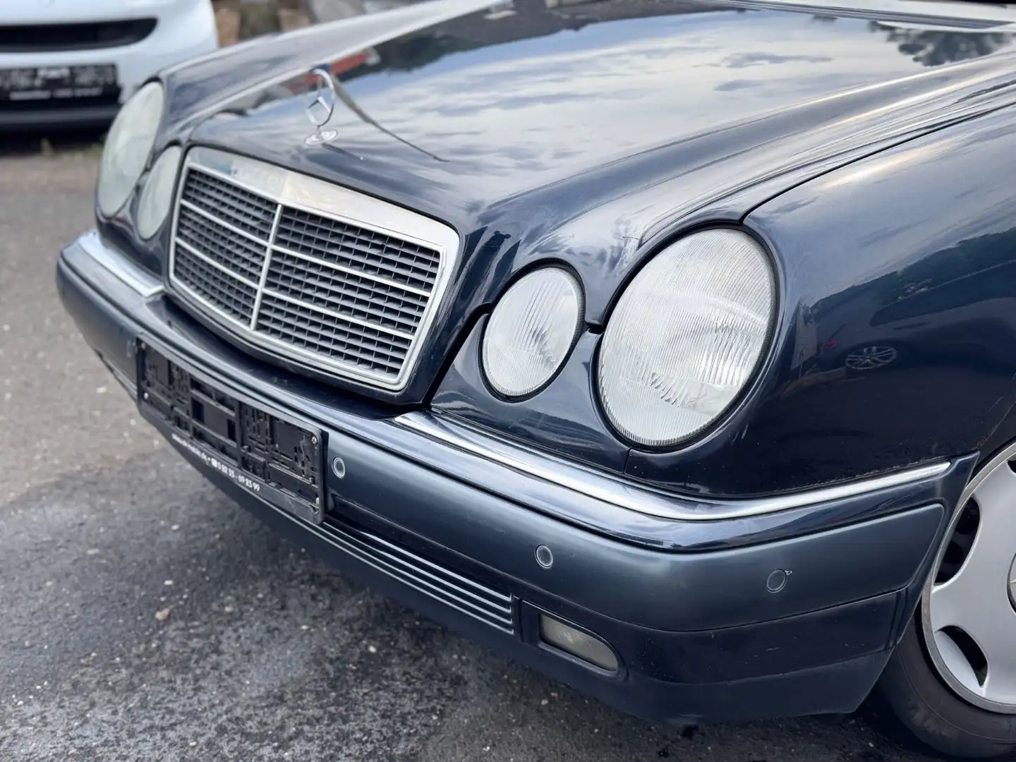 Mercedes-Benz E 240 T ELEGANCE Černá - 2