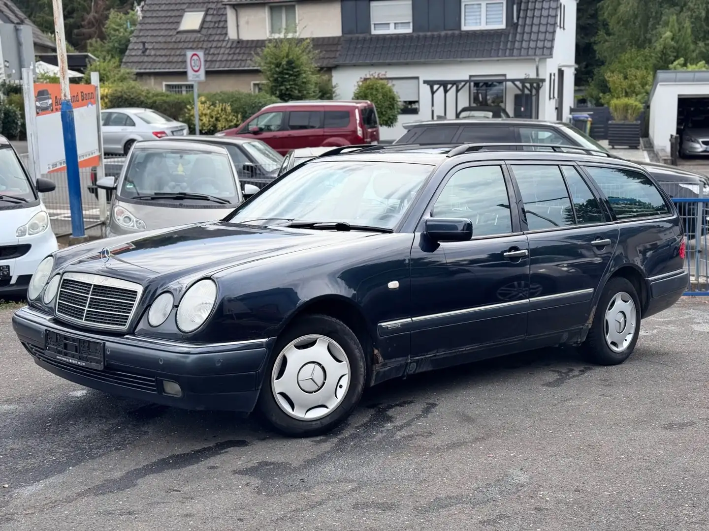 Mercedes-Benz E 240 T ELEGANCE Černá - 1