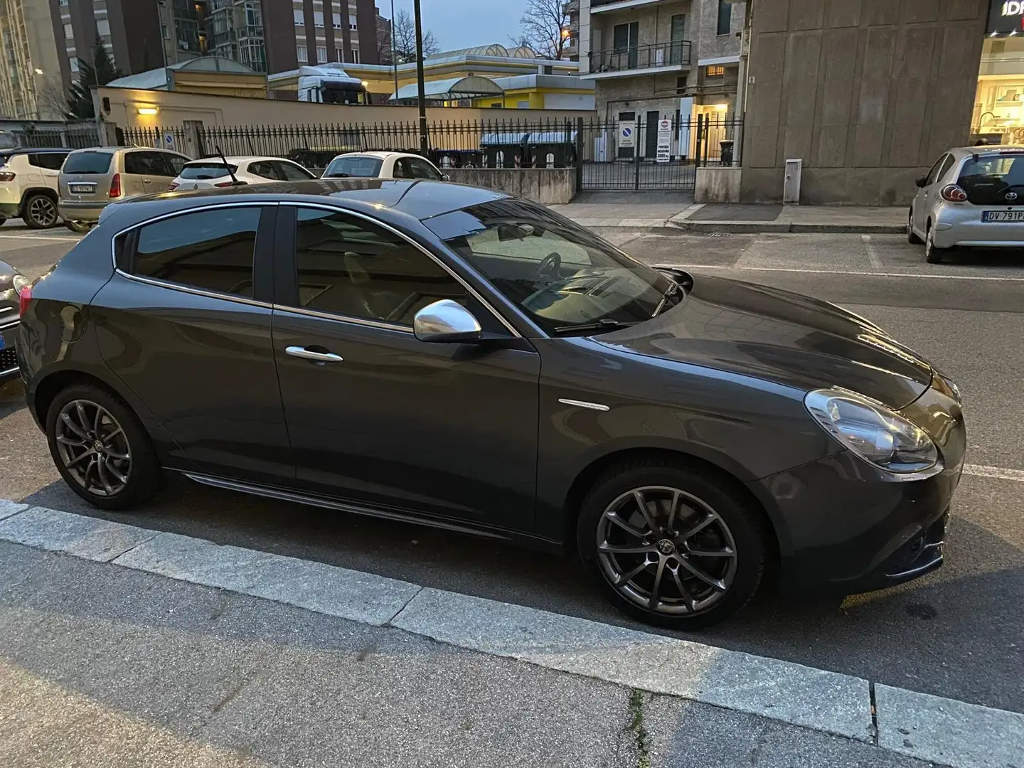 Alfa Romeo Giulietta Giulietta 2.0 jtdm(2) Distinctive 170cv Grey - 1