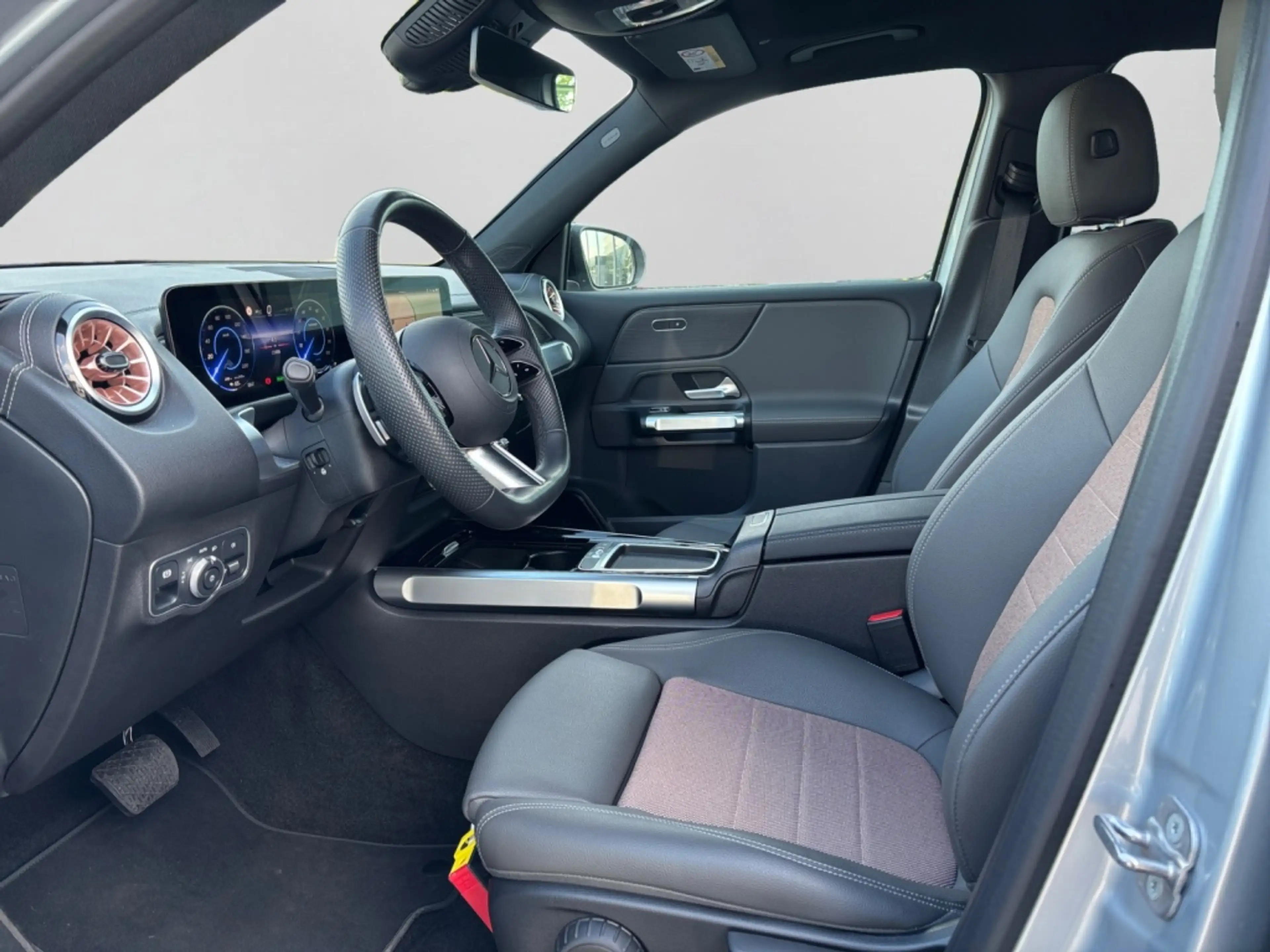 Mercedes-Benz EQB 300 4M NIGHT|7-SITZE|PANO|SHZ|DISTR|KAM — photo 6