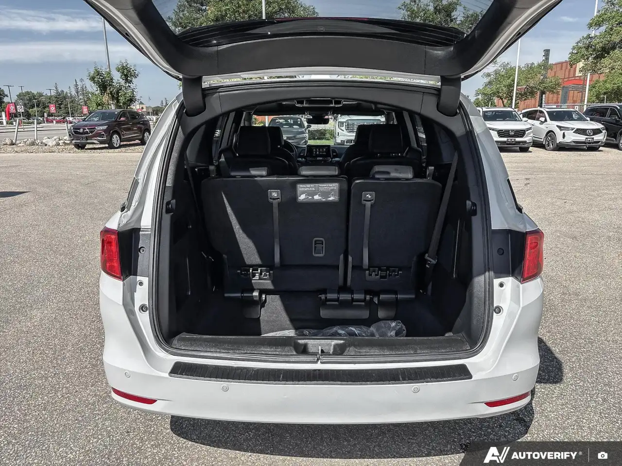 Honda Odyssey снимка Honda Odyssey