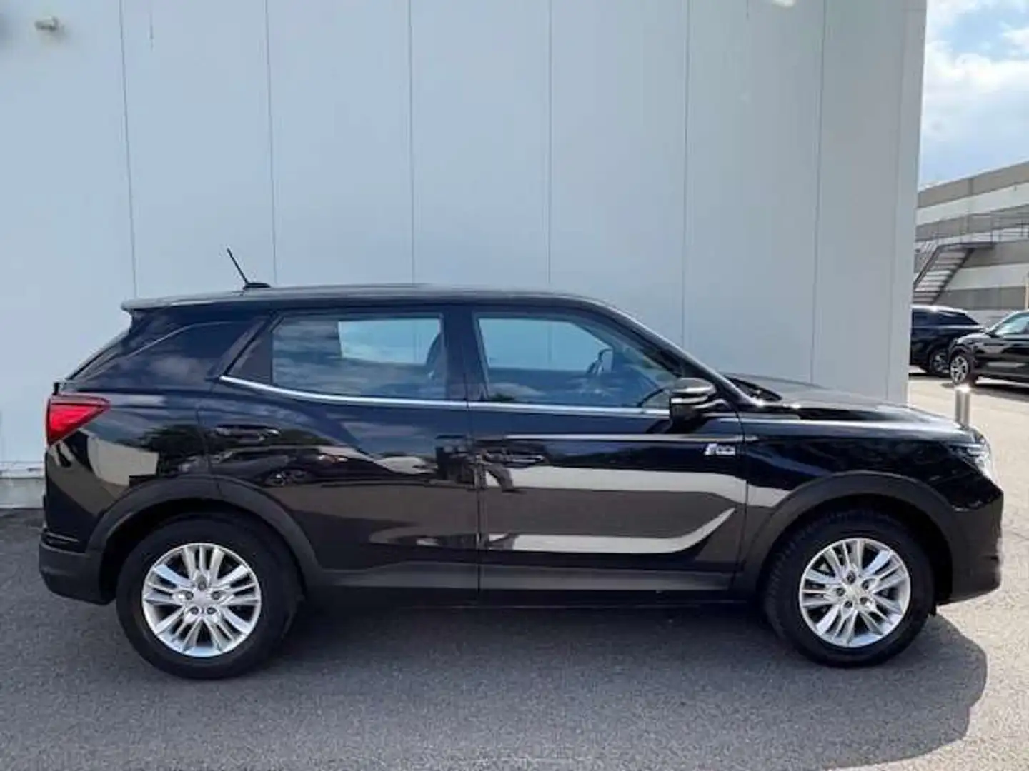 SsangYong Korando 1.5 T-GDI 2WD Amber crna - 2