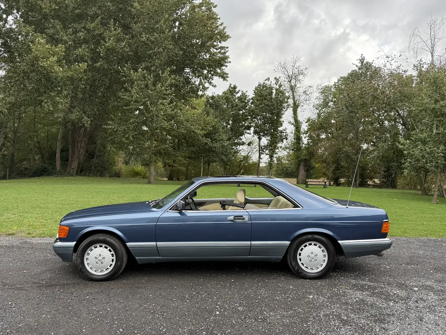 Mercedes-Benz 560 SEC Bleu - 2