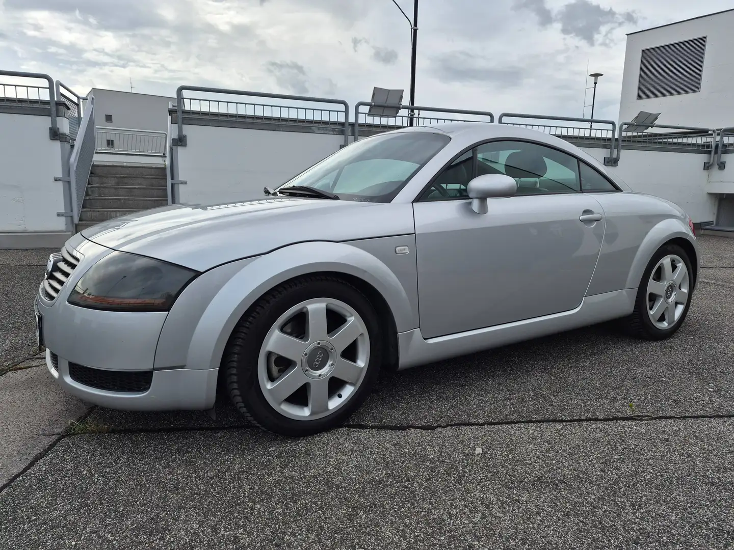 Audi TT TT Coupé 1,8 T Silber - 1
