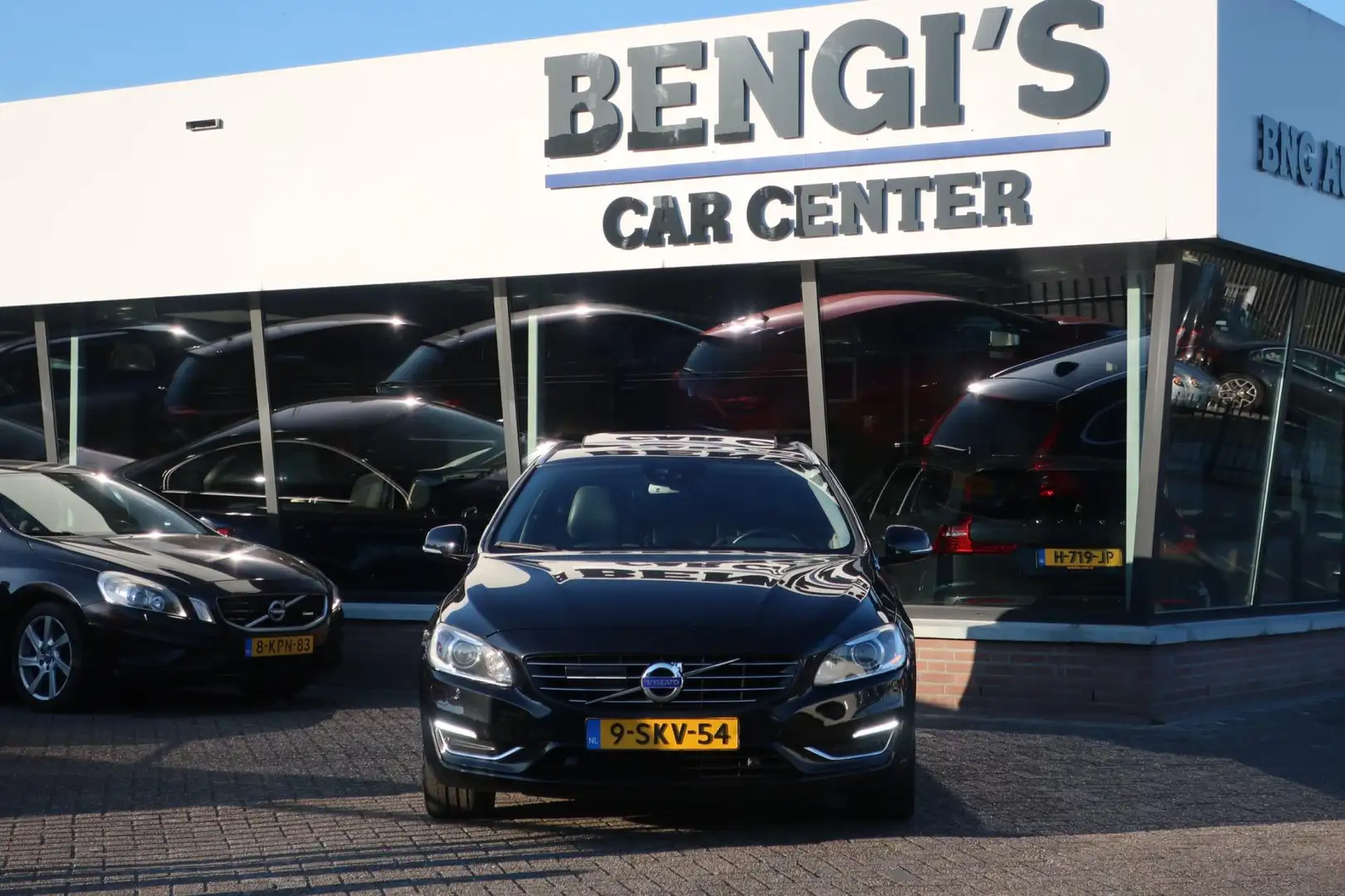 Volvo V60 2.4 D6 AWD Plug-In Hybrid Summum LED_ADAP-CRUIS_BL Zwart - 2