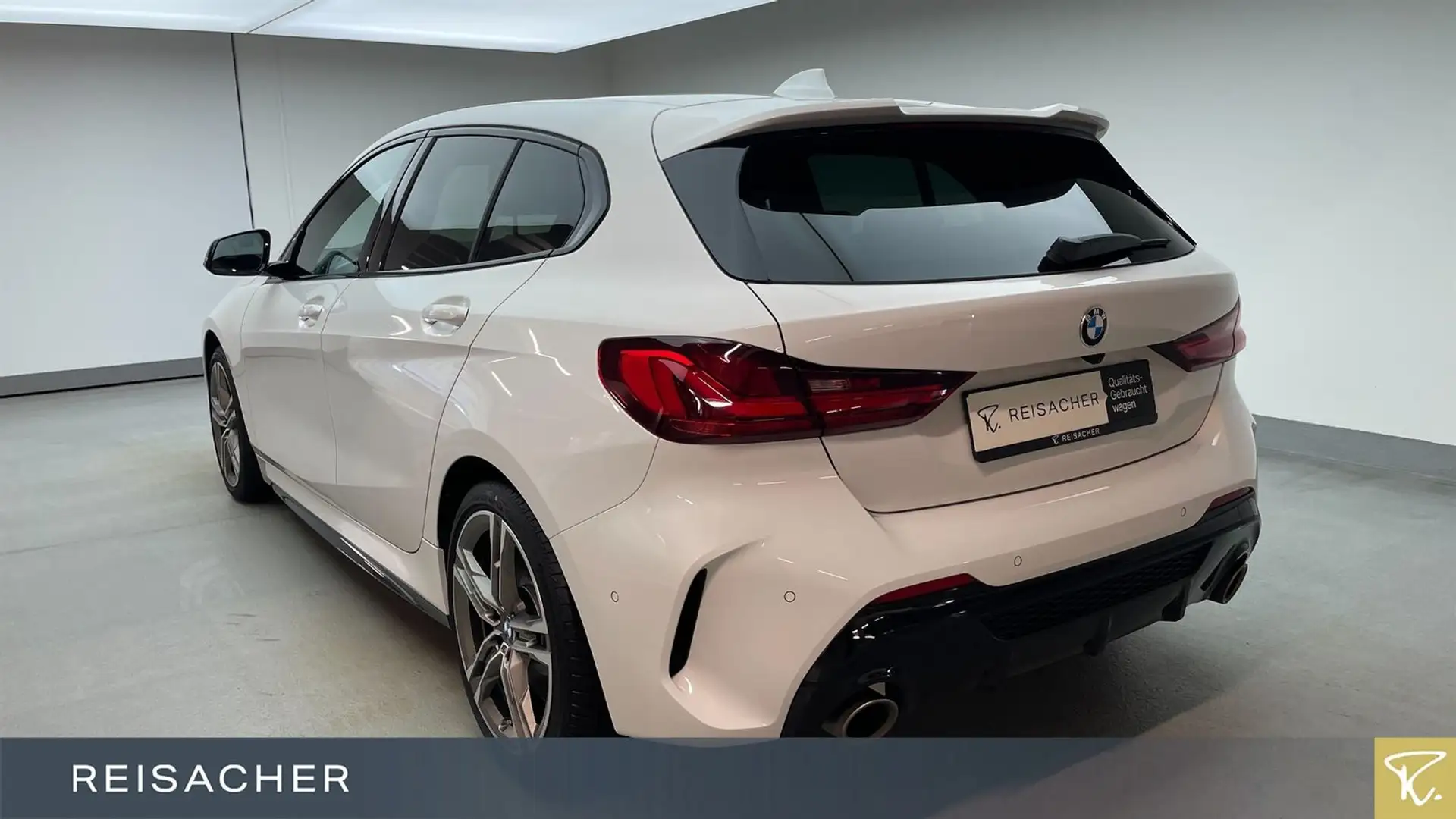 BMW 135 i A xDrive LCProf Hifi-HK PA Keyless LkrdHzg Weiß - 2