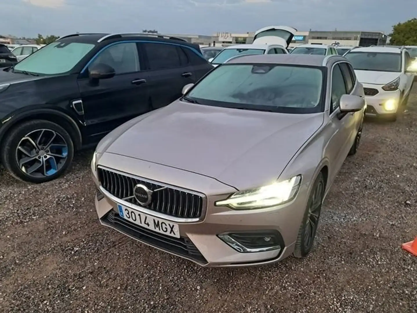 Volvo V60 2.0 B4 (D) Plus Dark Auto Negro - 1