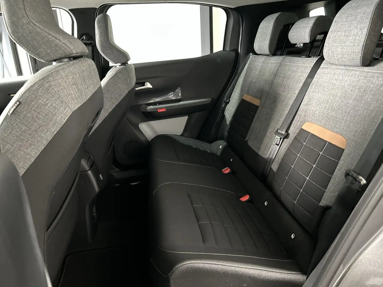 Citroen C3 Aircross Ë-C3 Plus 113pk Comfort Range 44 kWh 11 kw lader | 12