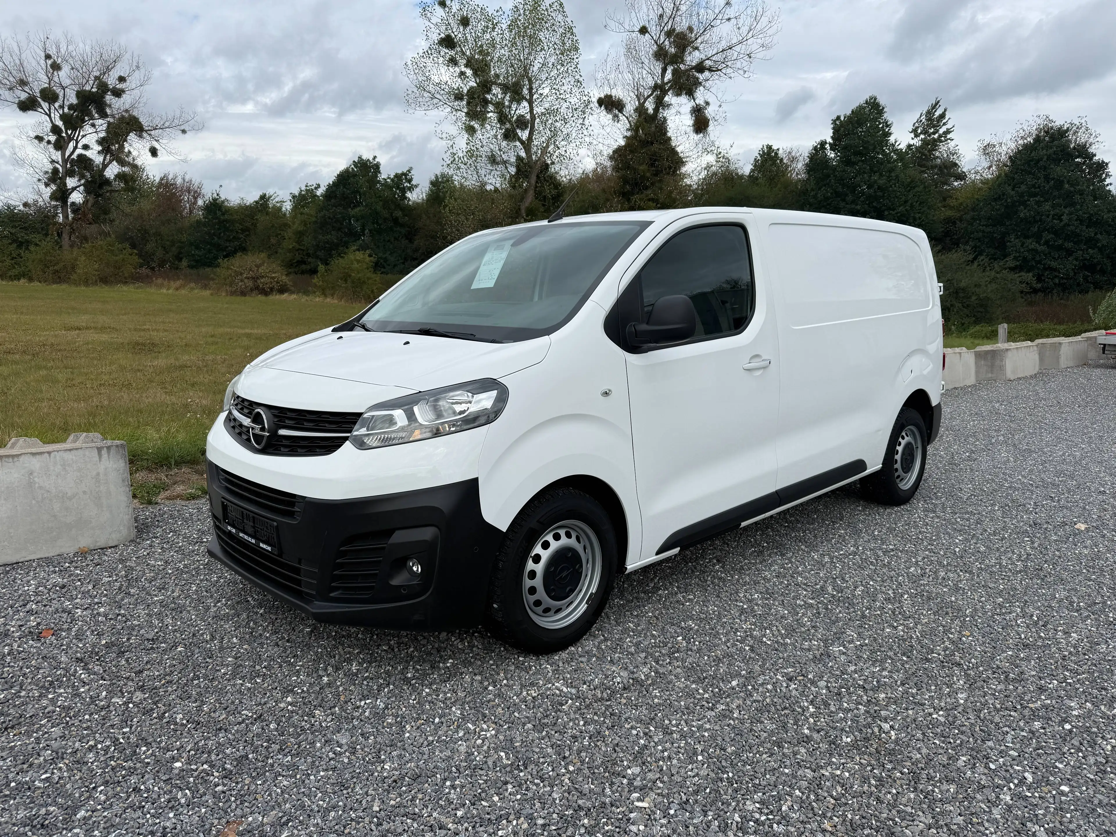 Peugeot Expert 2.0L L2 **Automatique Full options 16.500eHTVA** — photo 2