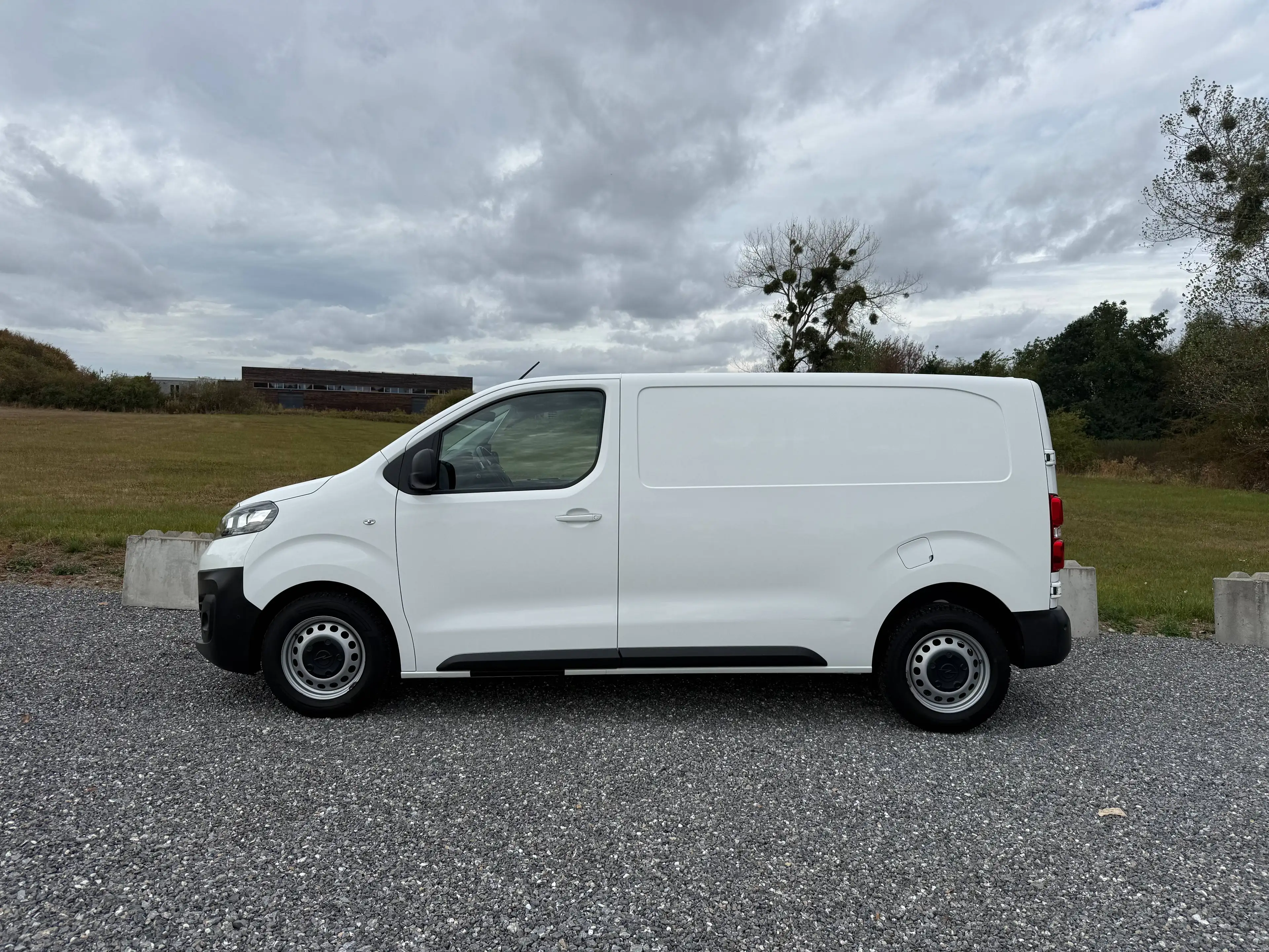 Peugeot Expert 2.0L L2 **Automatique Full options 16.500eHTVA** — photo 3