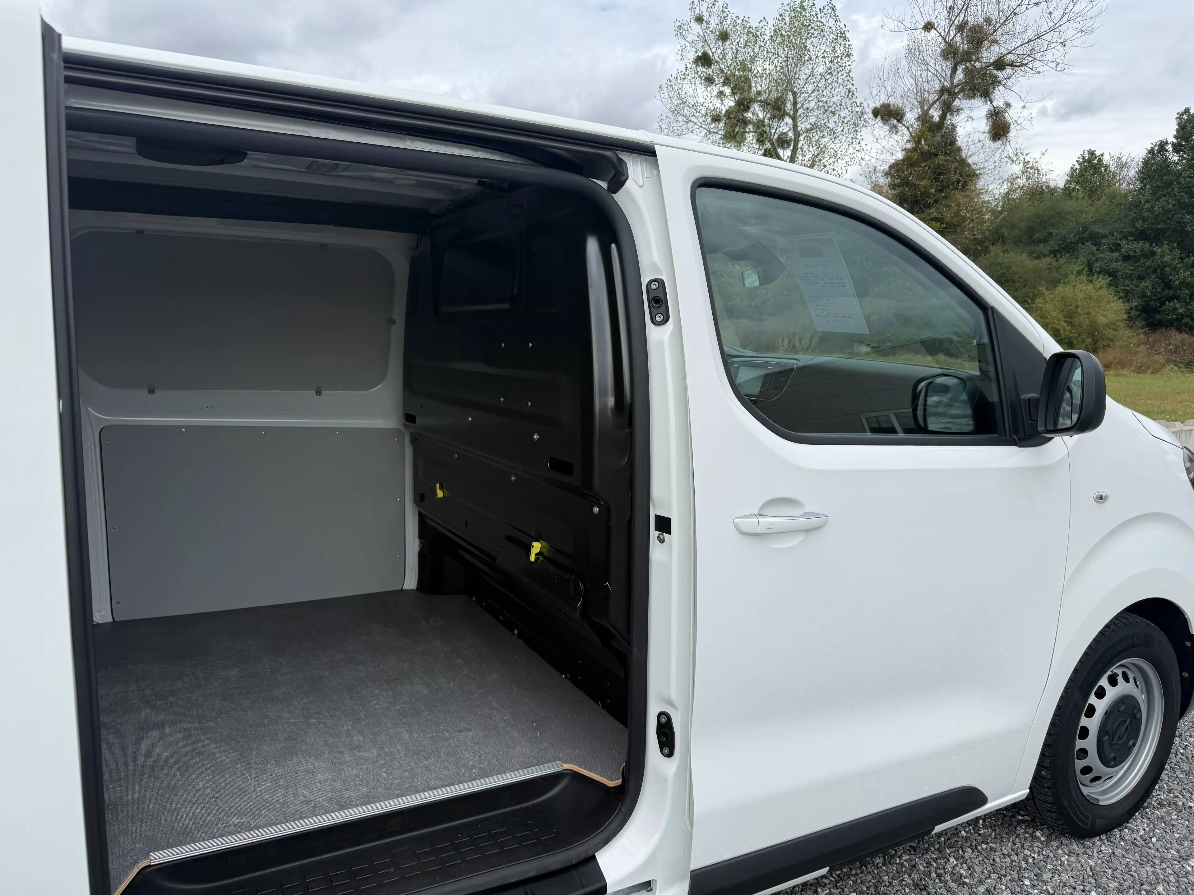 Peugeot Expert 2.0L L2 **Automatique Full options 16.500eHTVA** — photo 12
