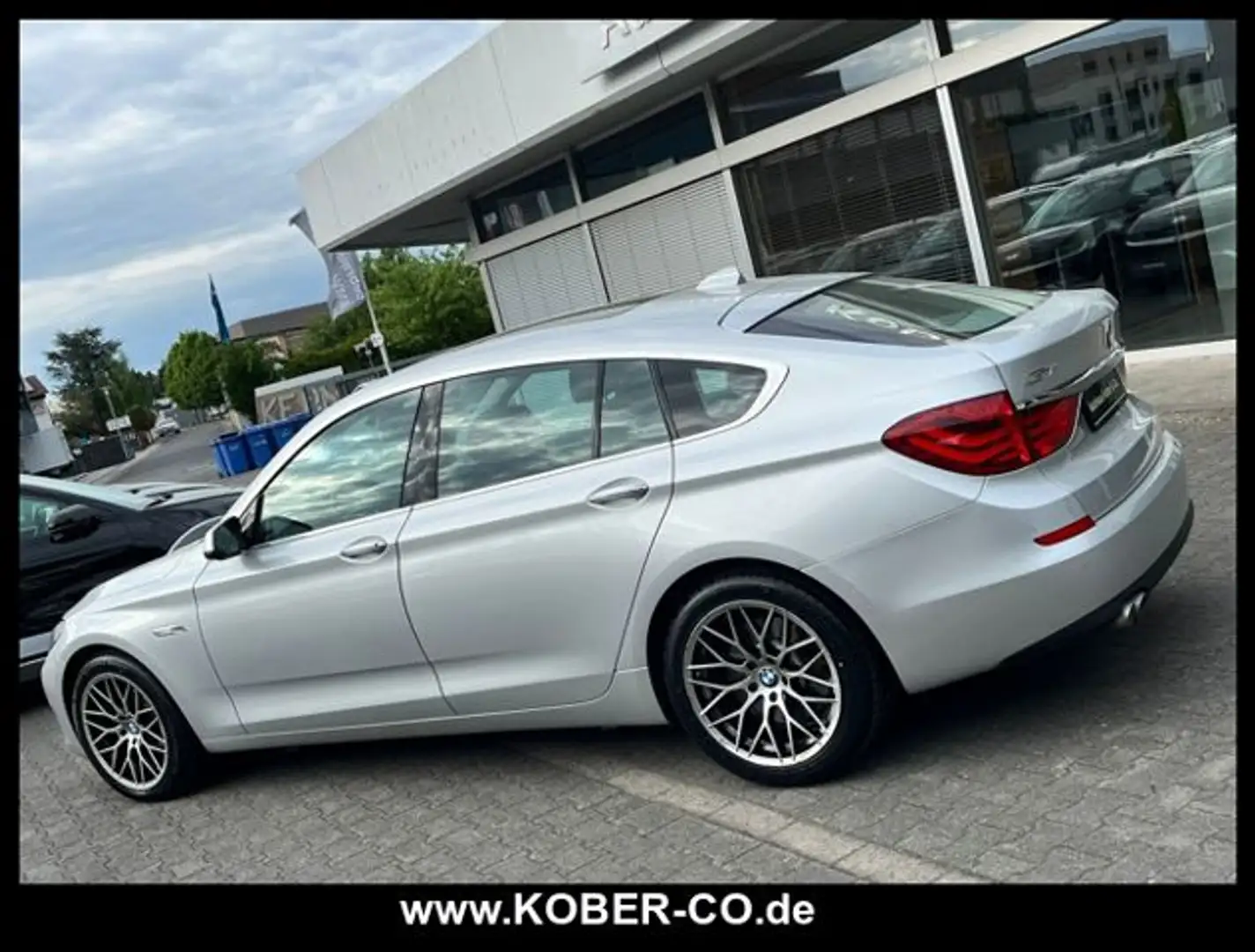 BMW 530 Gran Turismo  LEDER+NAVI+HUD+KOMFORT+XENON+L Grijs - 2