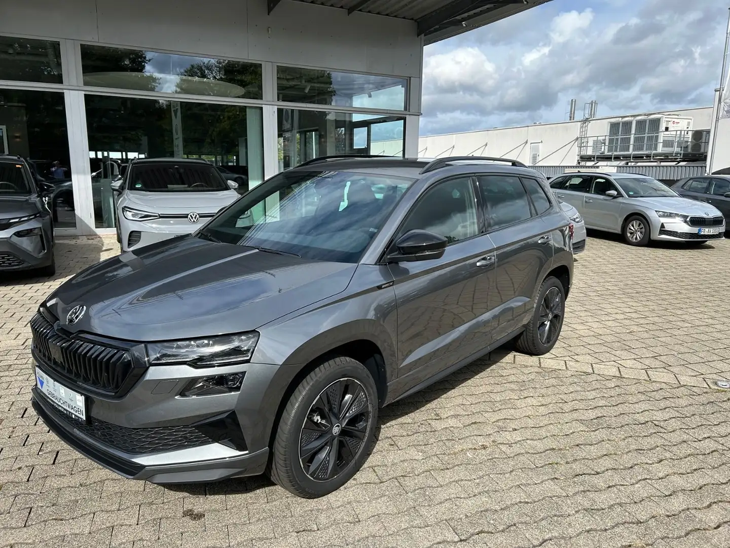 Skoda Karoq 1.5 TSI DSG Sportline LED, ACC, RearView, Grau - 2
