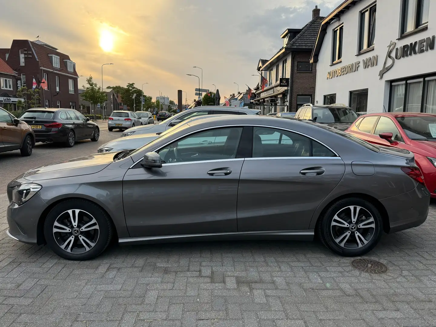 Mercedes-Benz CLA 180 Ambition, Navigatie,Climate control,Trekhaak,L.M.V Grijs - 2