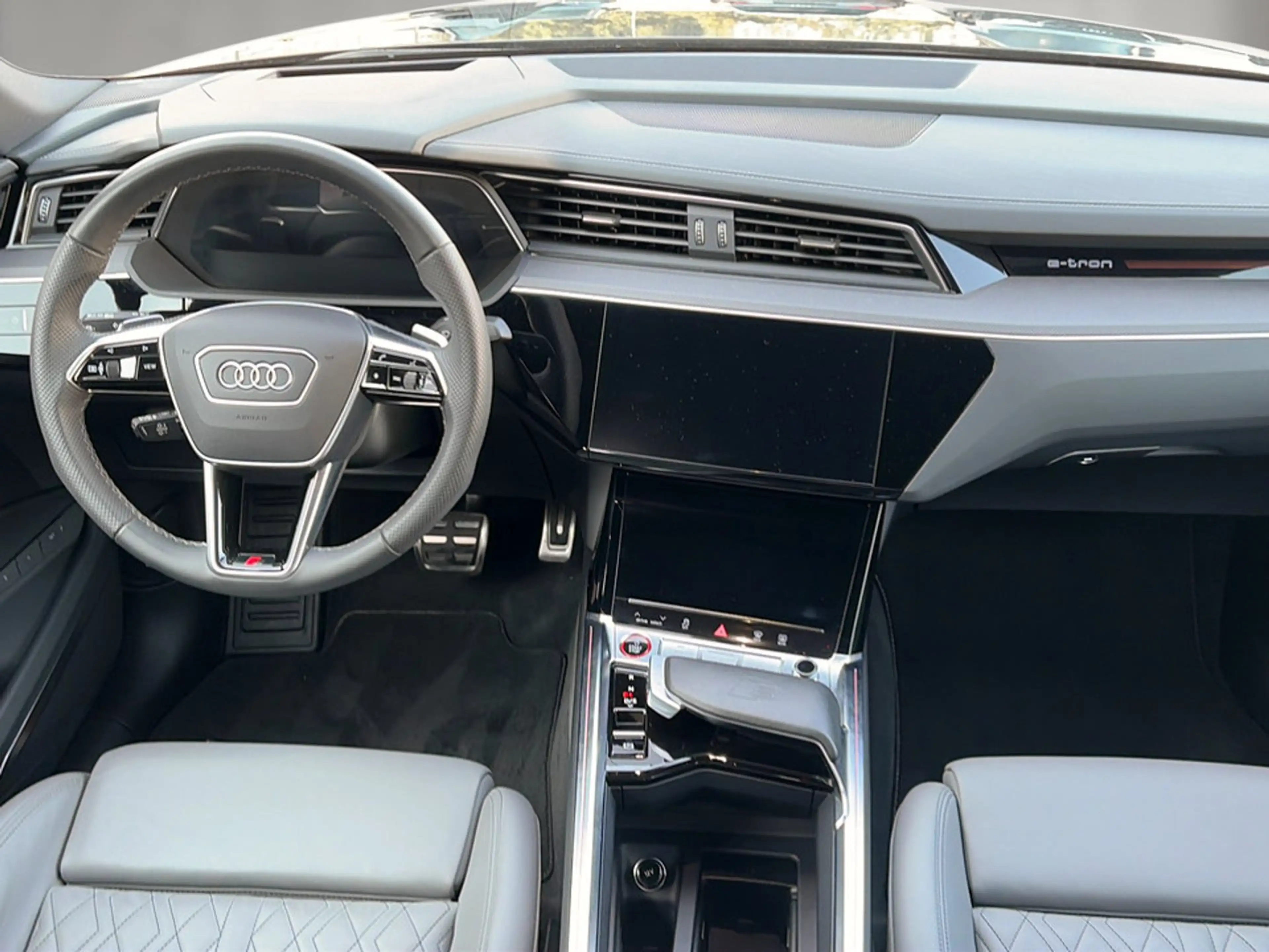 Audi SQ8 e-tron quattro — photo 9