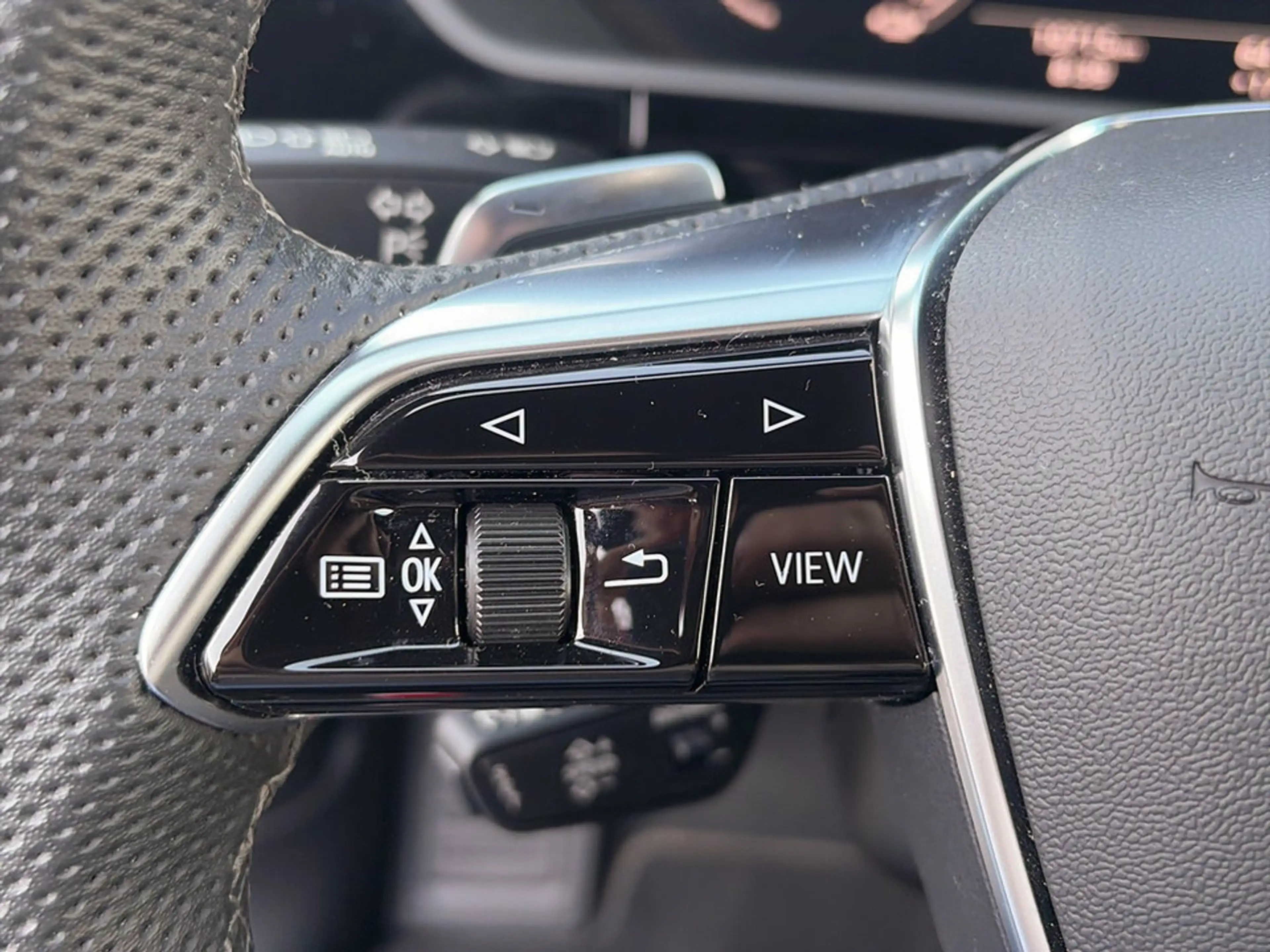 Audi SQ8 e-tron quattro — photo 13