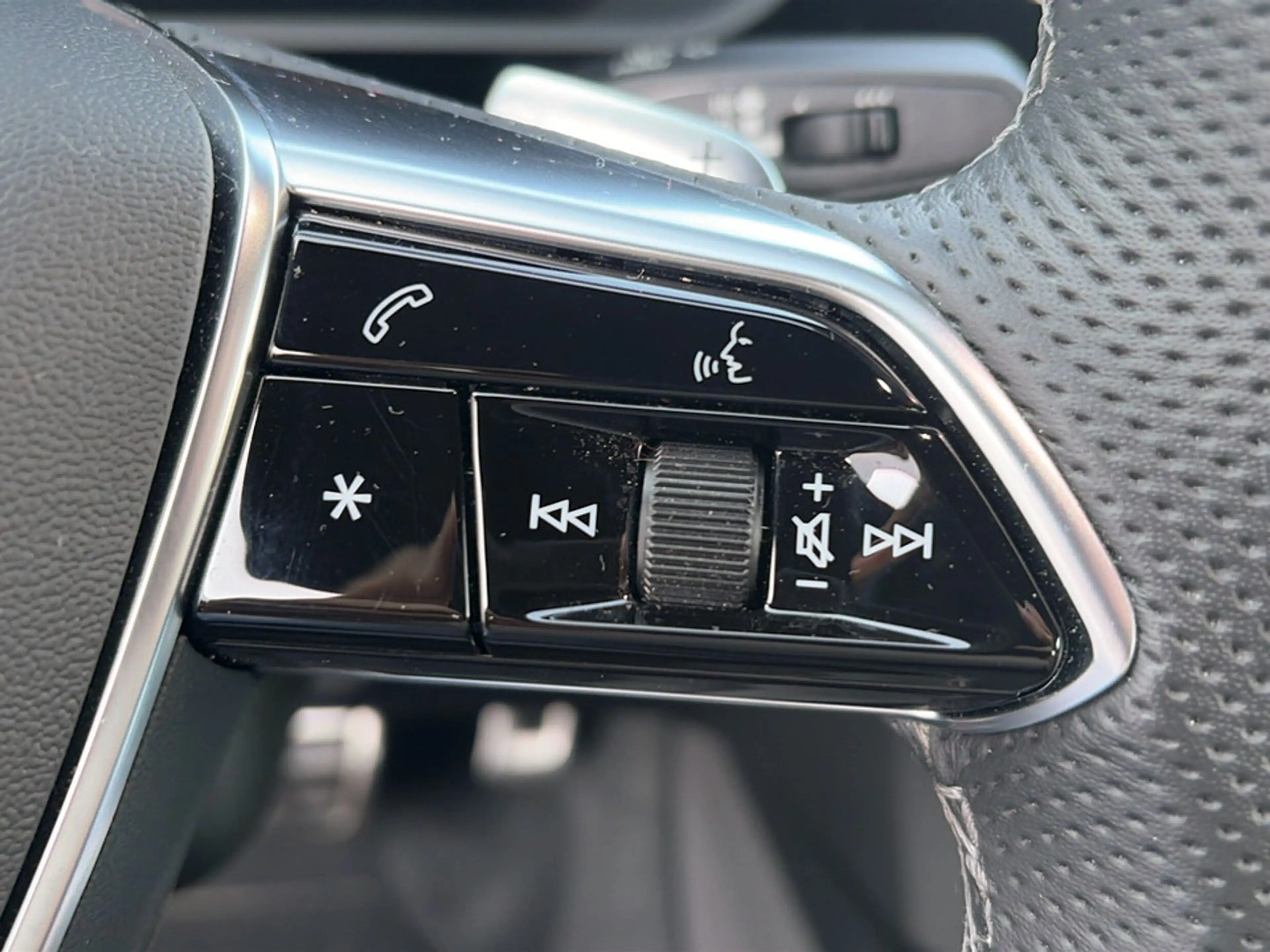 Audi SQ8 e-tron quattro — photo 14