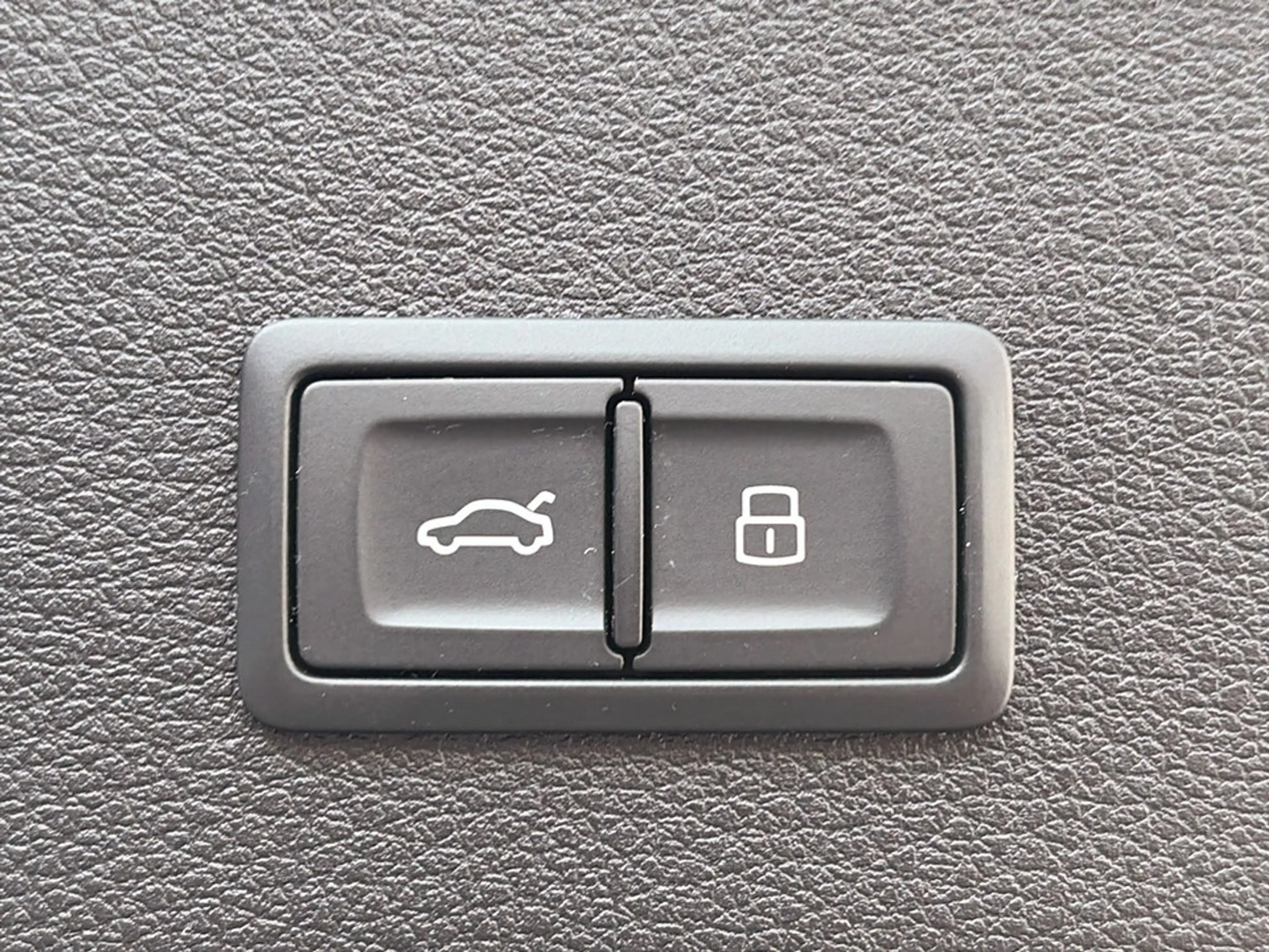 Audi SQ8 e-tron quattro — photo 12