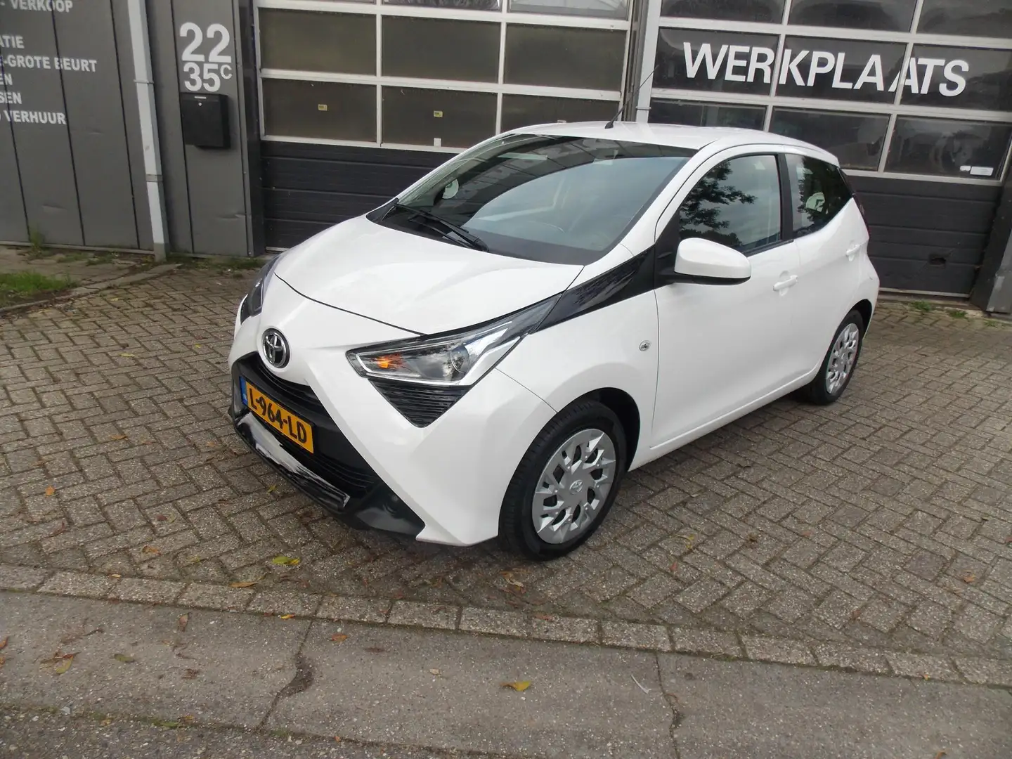 Toyota Aygo 1.0 VVT-i x-play Automaat Camera Airco Elek Pakket Wit - 2