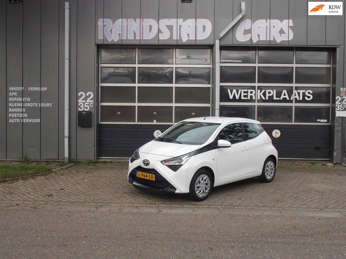 Toyota Aygo 1.0 VVT-i x-play Automaat Camera Airco Elek Pakket Wit - 1