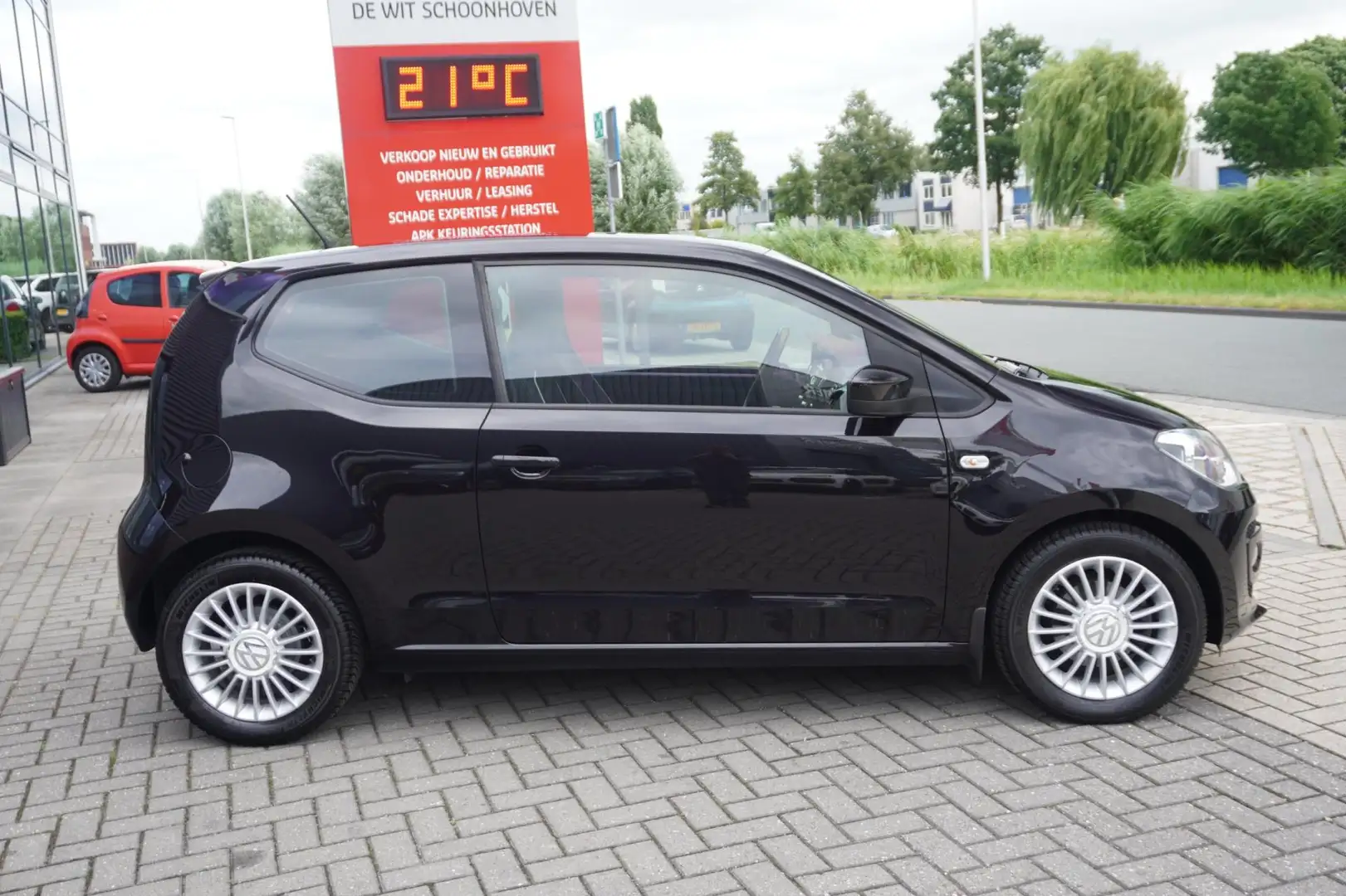 Volkswagen up! 1.0 groove up! BlueMotion / Dealer onderhouden / A Zwart - 2