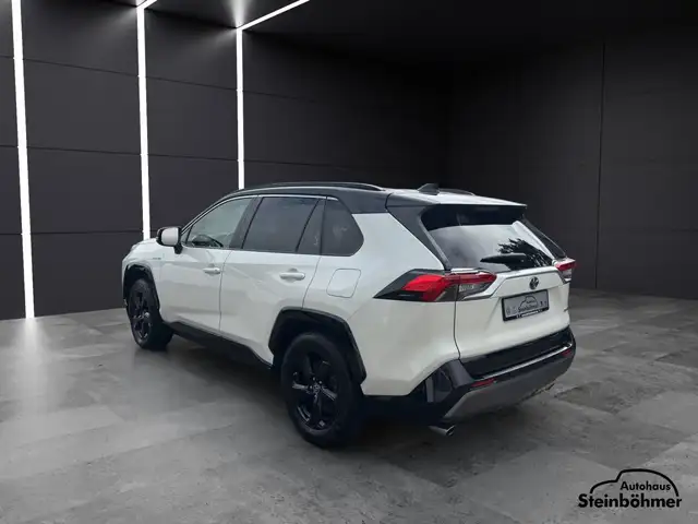 Toyota RAV4 view 4