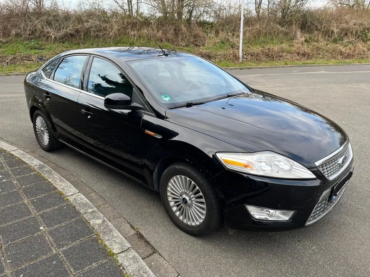 Ford Mondeo 2.0 Titanium Schwarz - 1