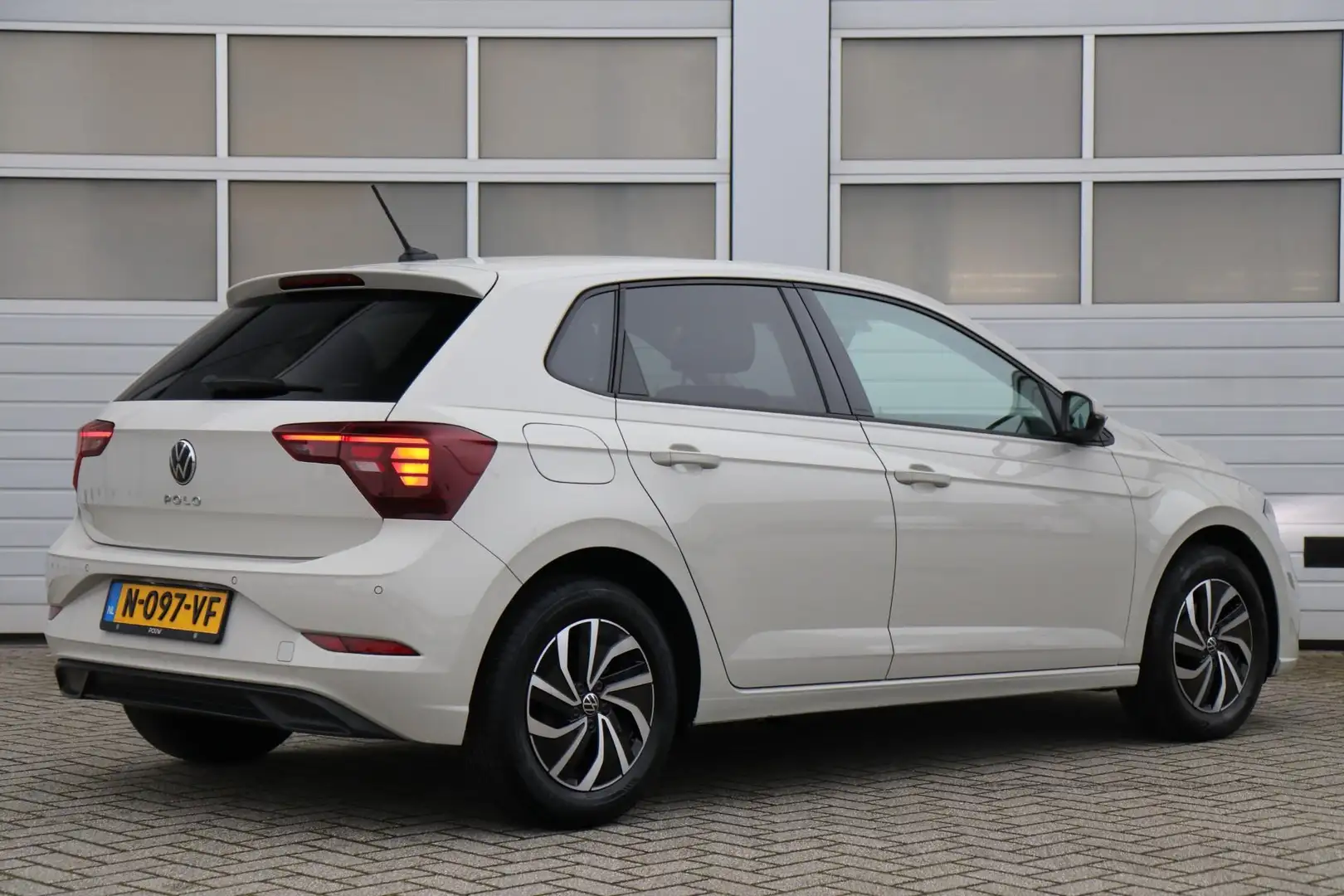 Volkswagen Polo 1.0 TSI 95pk Life | App Connect | Achteruitrijcame Gris - 2