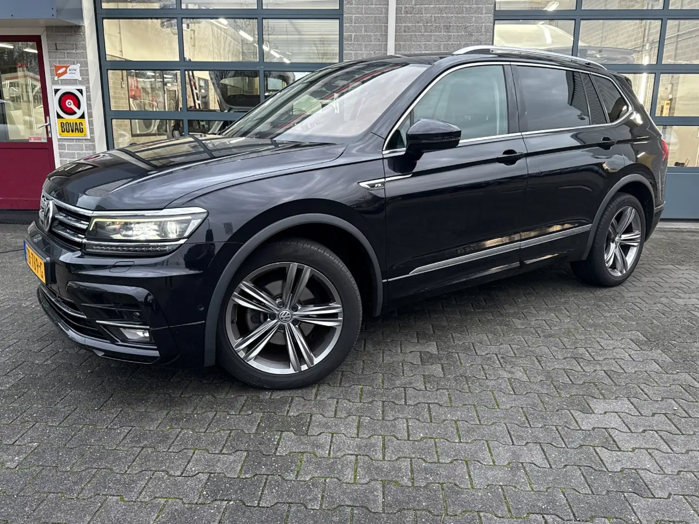 Volkswagen Tiguan Allspace 1.4 TSI Highline|PANORAMADAK|STOELVERWARMING| Zwart - 1