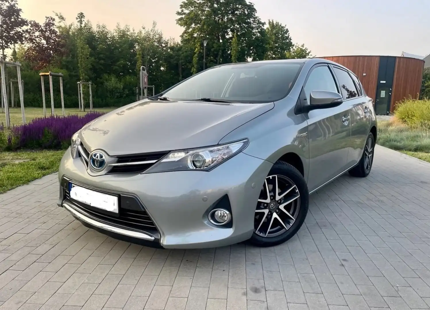 Toyota Auris 1.8 Hybrid Life Grigio - 1