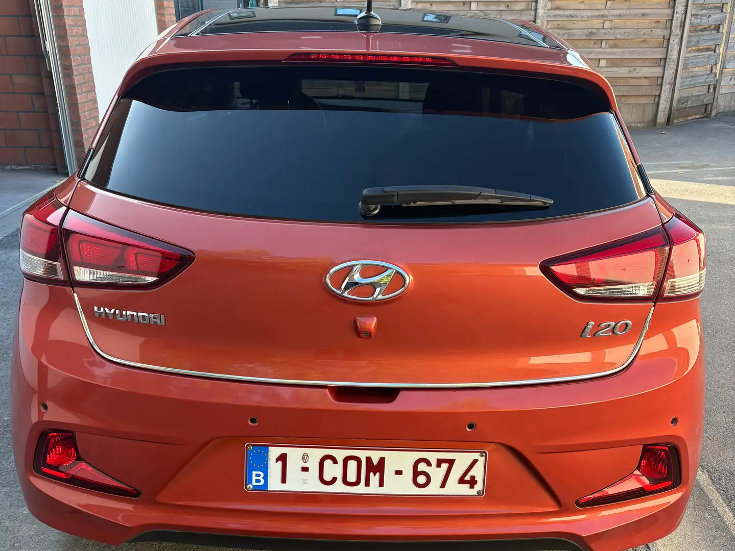 Hyundai i20 i20 Coupé 1.2i Sport Oranje - 2