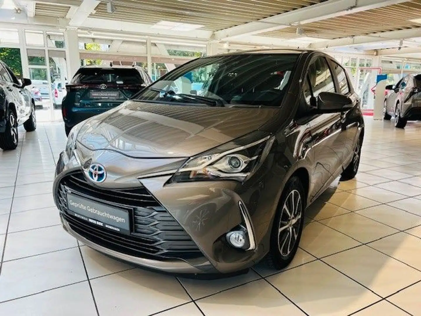 Toyota Yaris Hybrid Y20 Club Grijs - 1