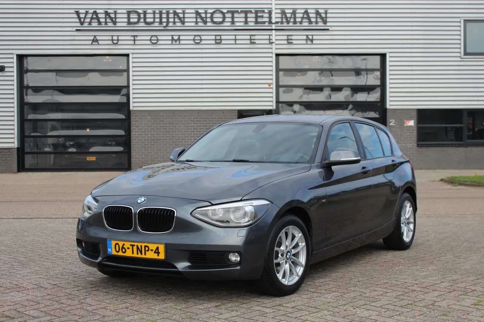 BMW 118 1-serie 118i Business+ / Leer / Navigatie / Xenon Grey - 1