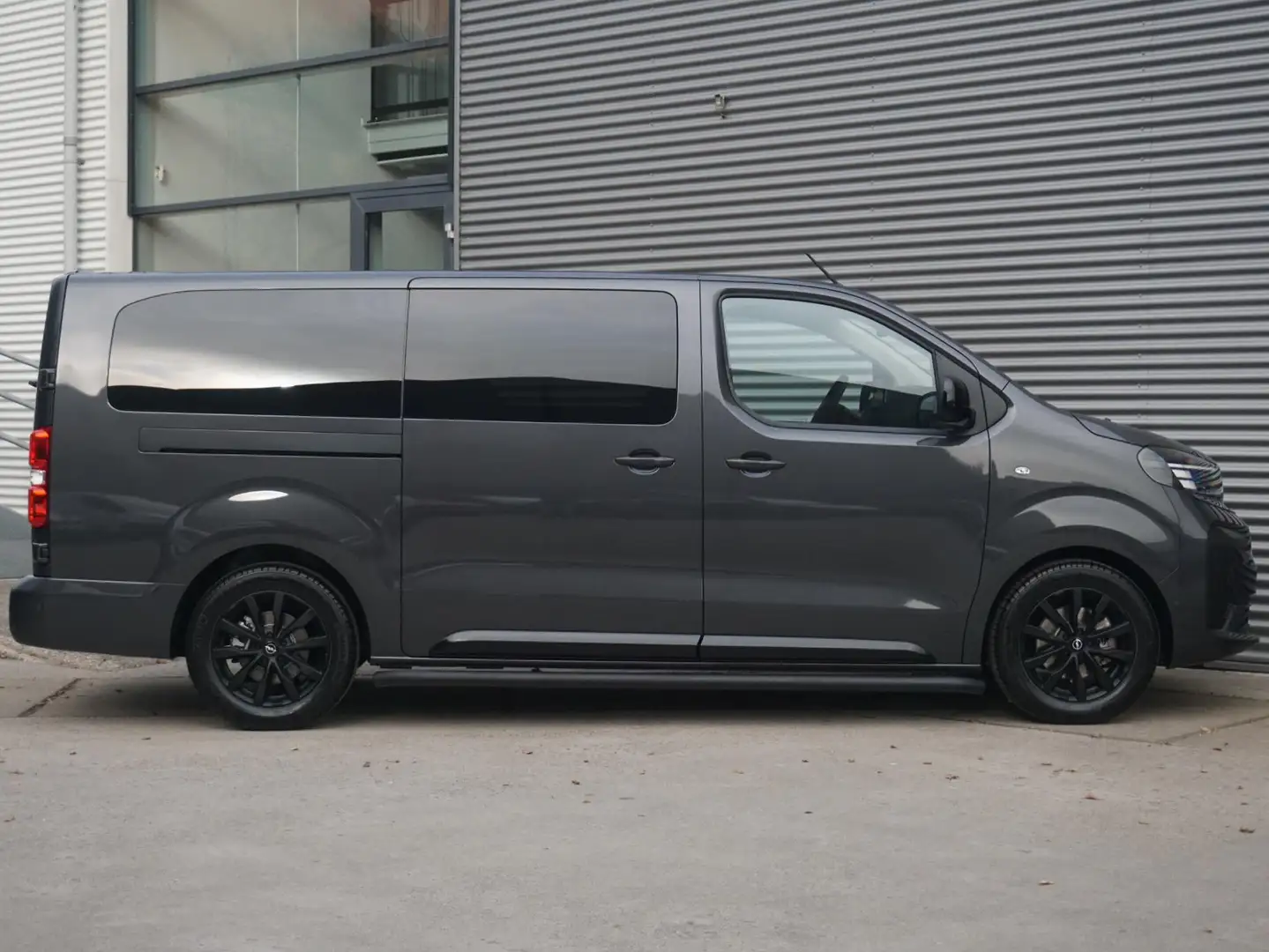 Opel Vivaro-e Electric 75 kWh Dubbele Cabine | 2x schuifdeur | S Szary - 2