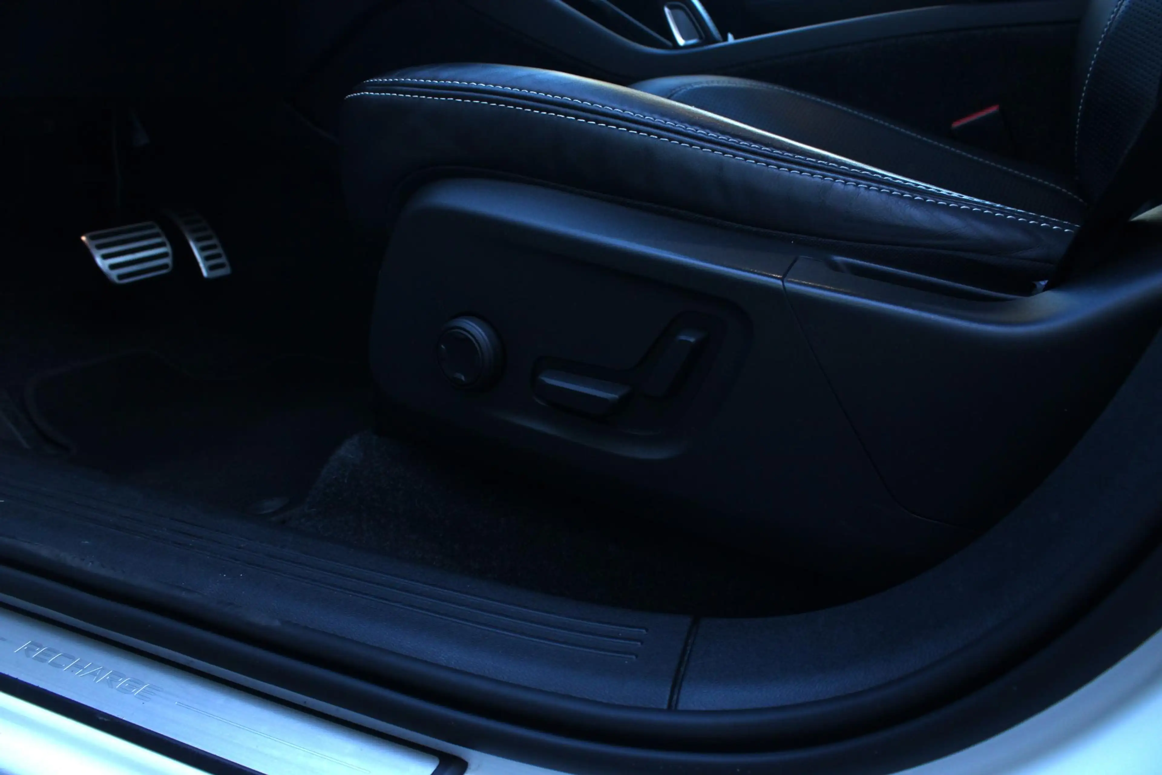 Volvo XC40 Recharge P8 AWD R-Design | Panoramadak | 20" Licht — photo 9