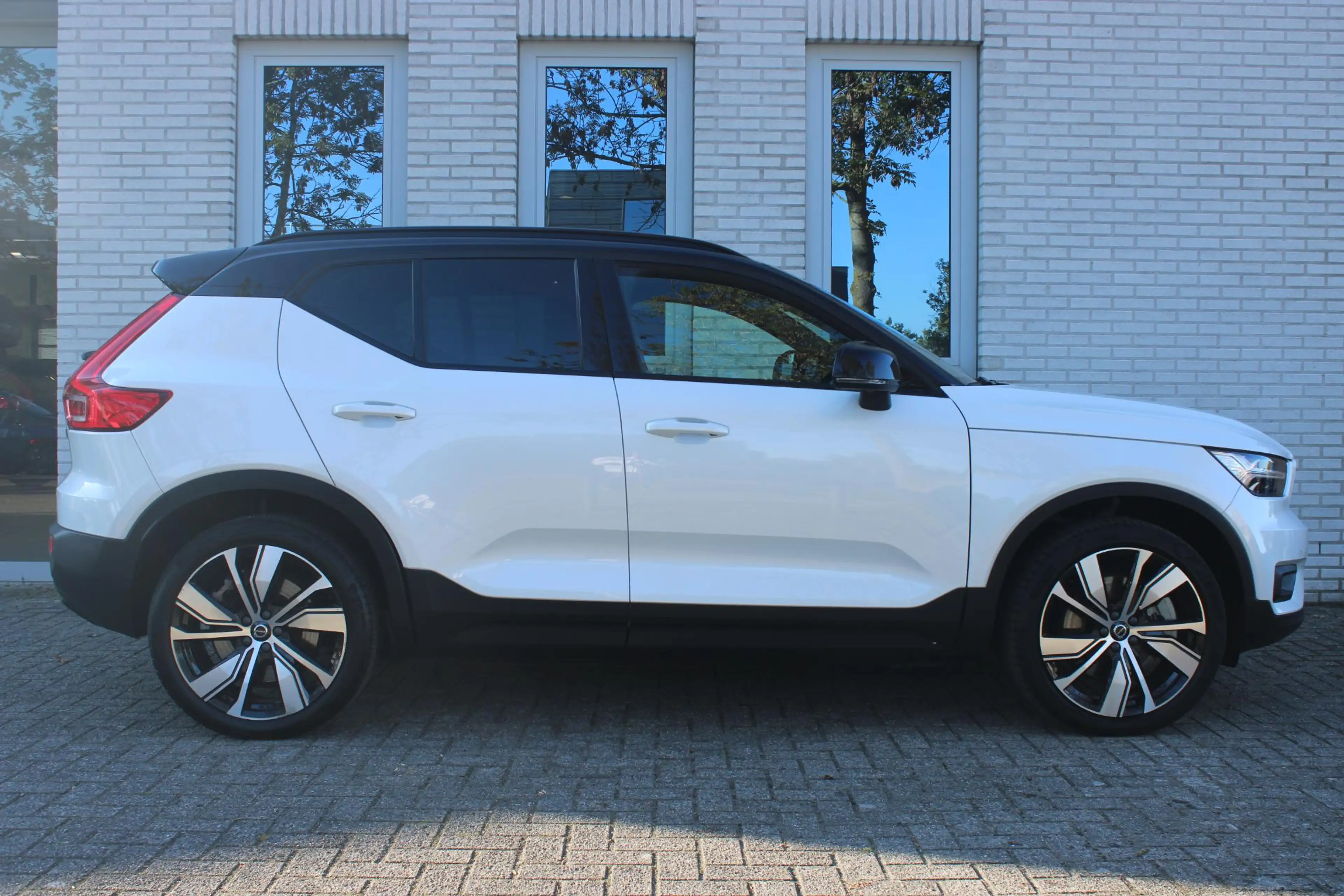Volvo XC40 Recharge P8 AWD R-Design | Panoramadak | 20" Licht — photo 4