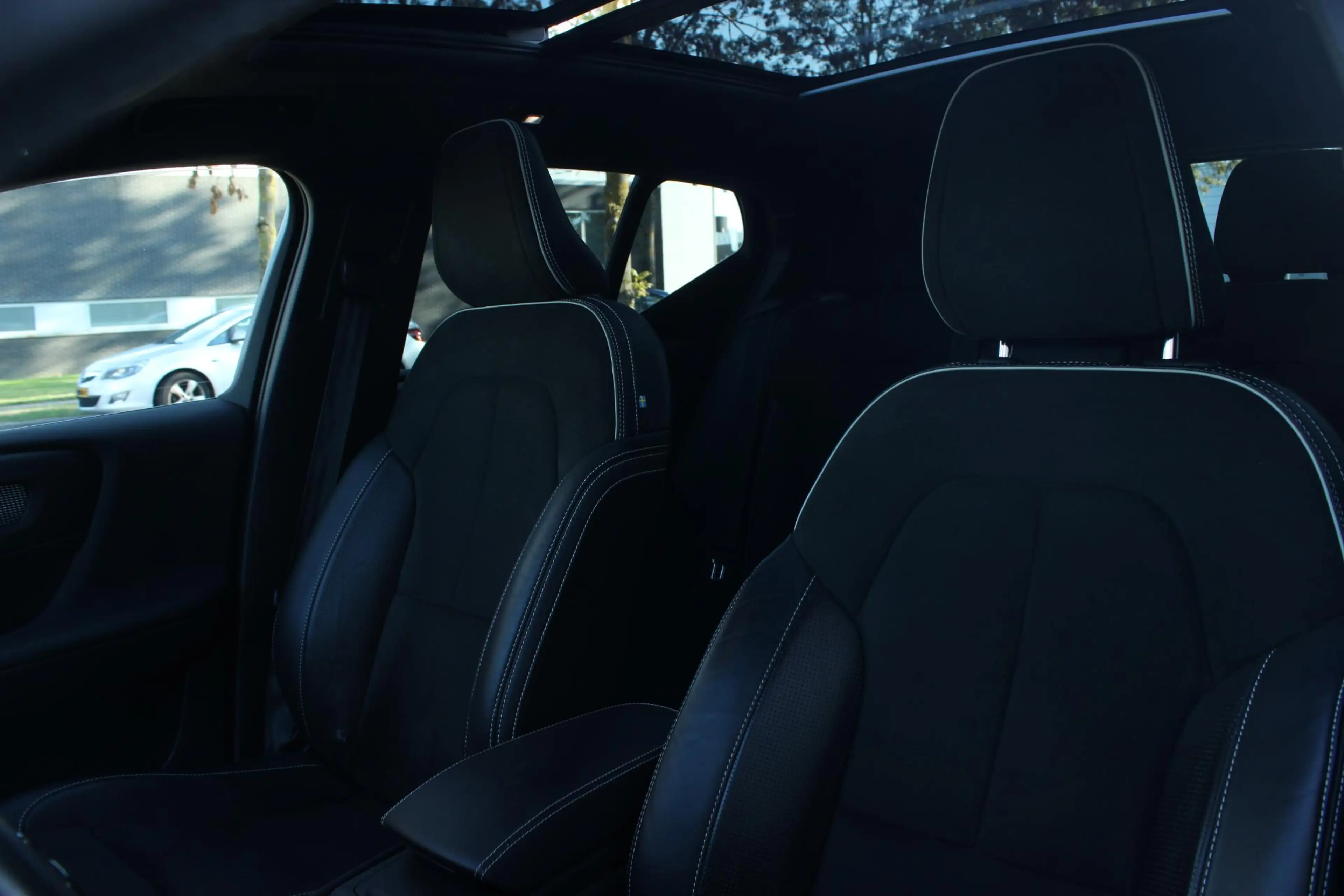 Volvo XC40 Recharge P8 AWD R-Design | Panoramadak | 20" Licht — photo 11