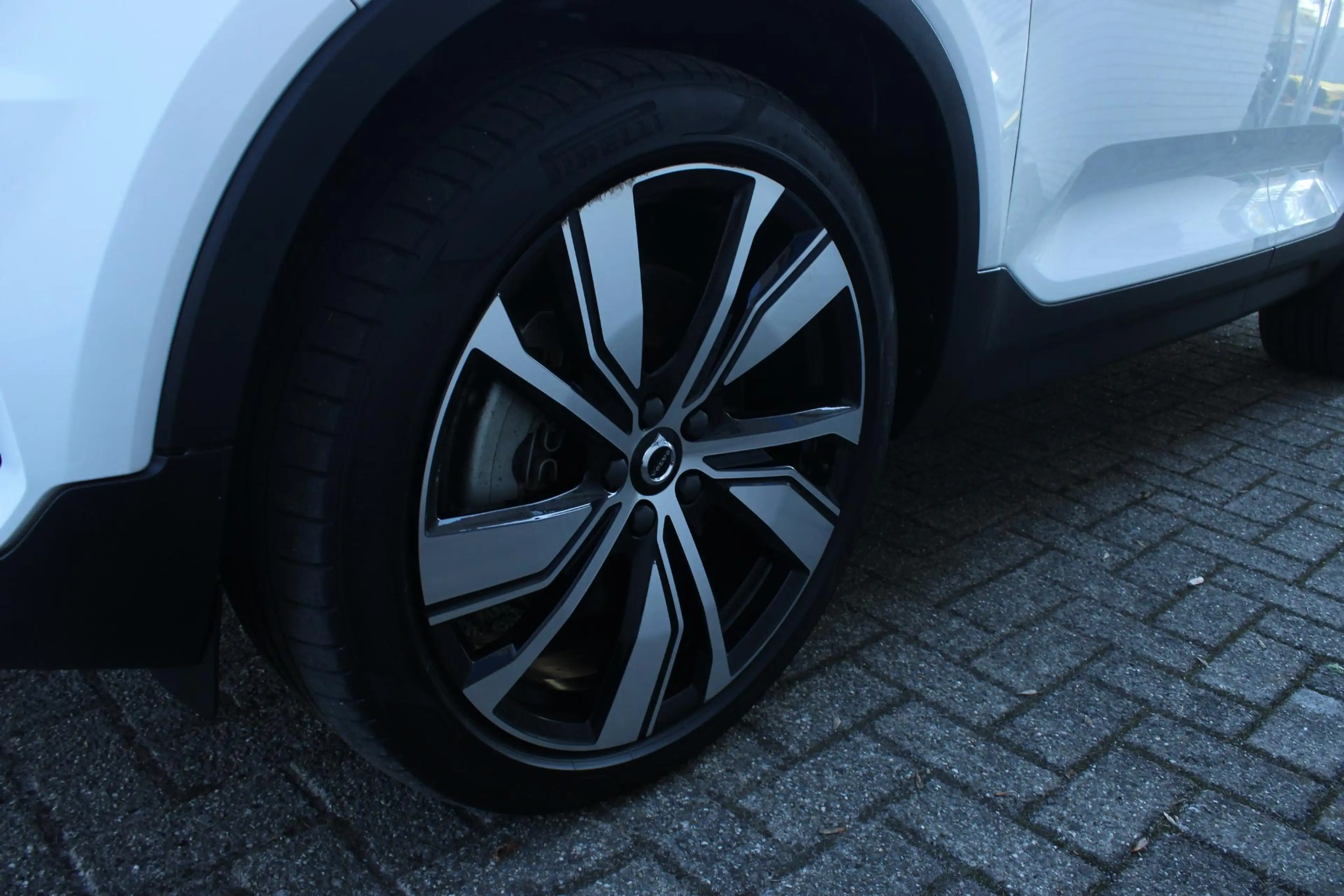 Volvo XC40 Recharge P8 AWD R-Design | Panoramadak | 20" Licht — photo 7