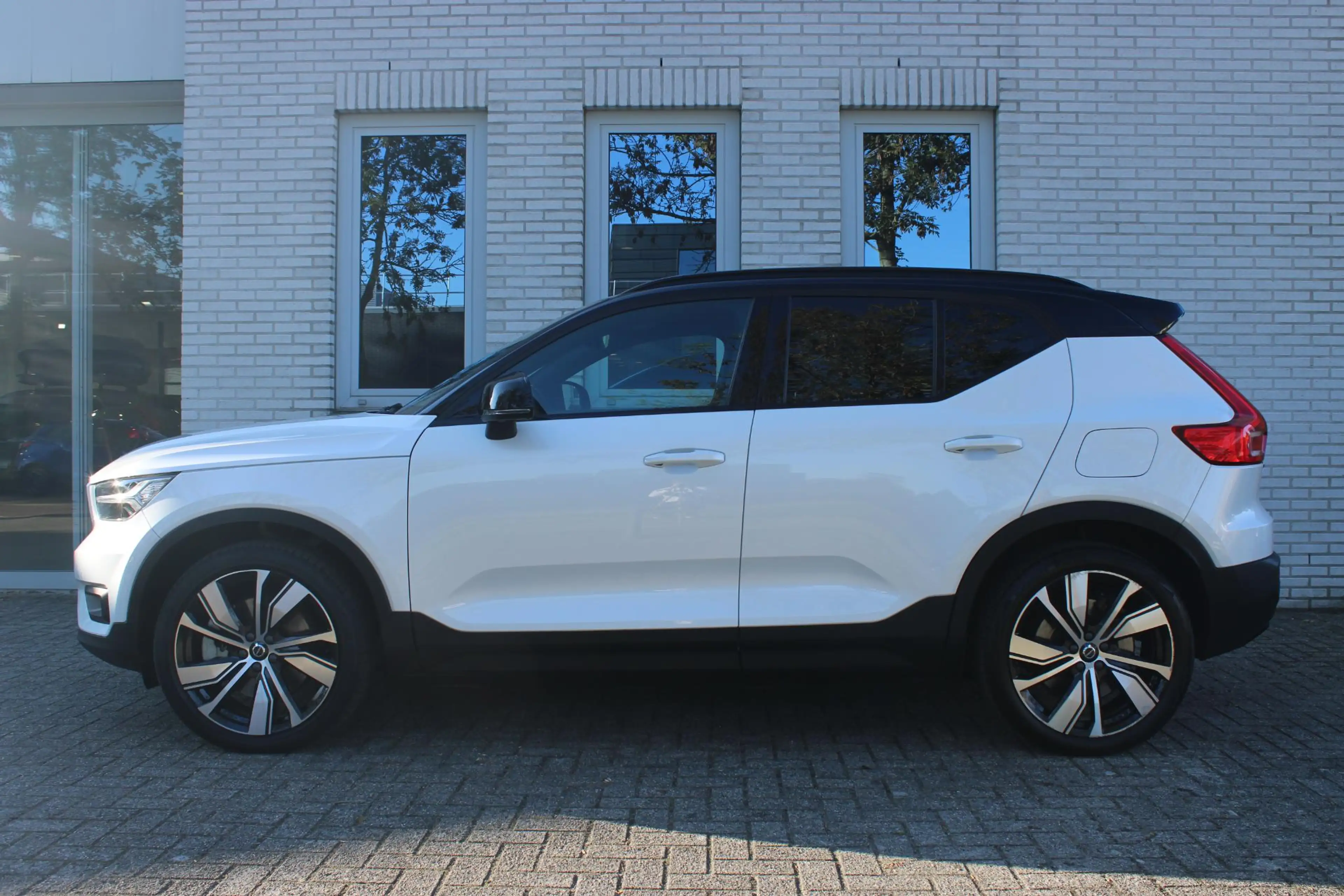 Volvo XC40 Recharge P8 AWD R-Design | Panoramadak | 20" Licht — photo 3
