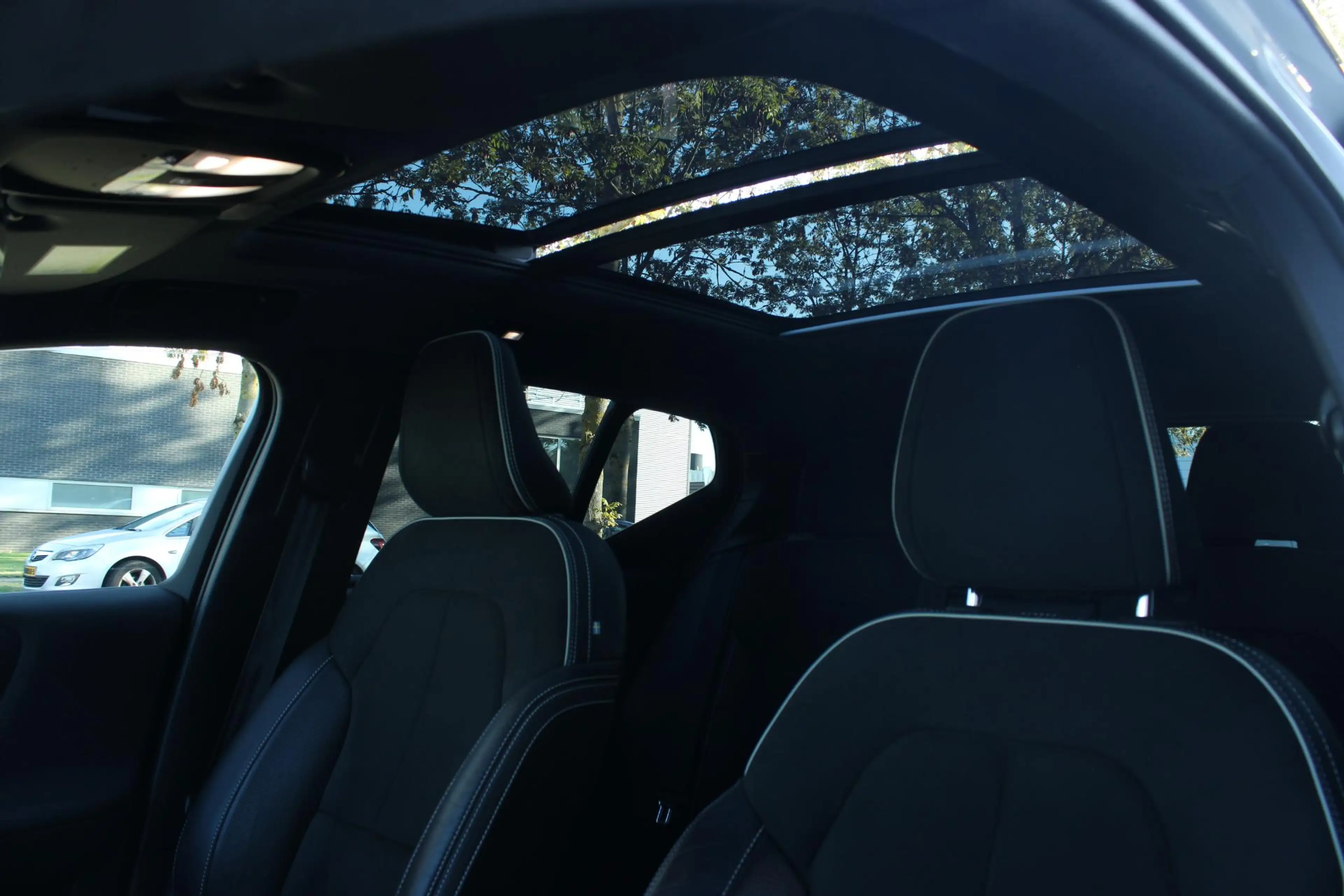 Volvo XC40 Recharge P8 AWD R-Design | Panoramadak | 20" Licht — photo 15