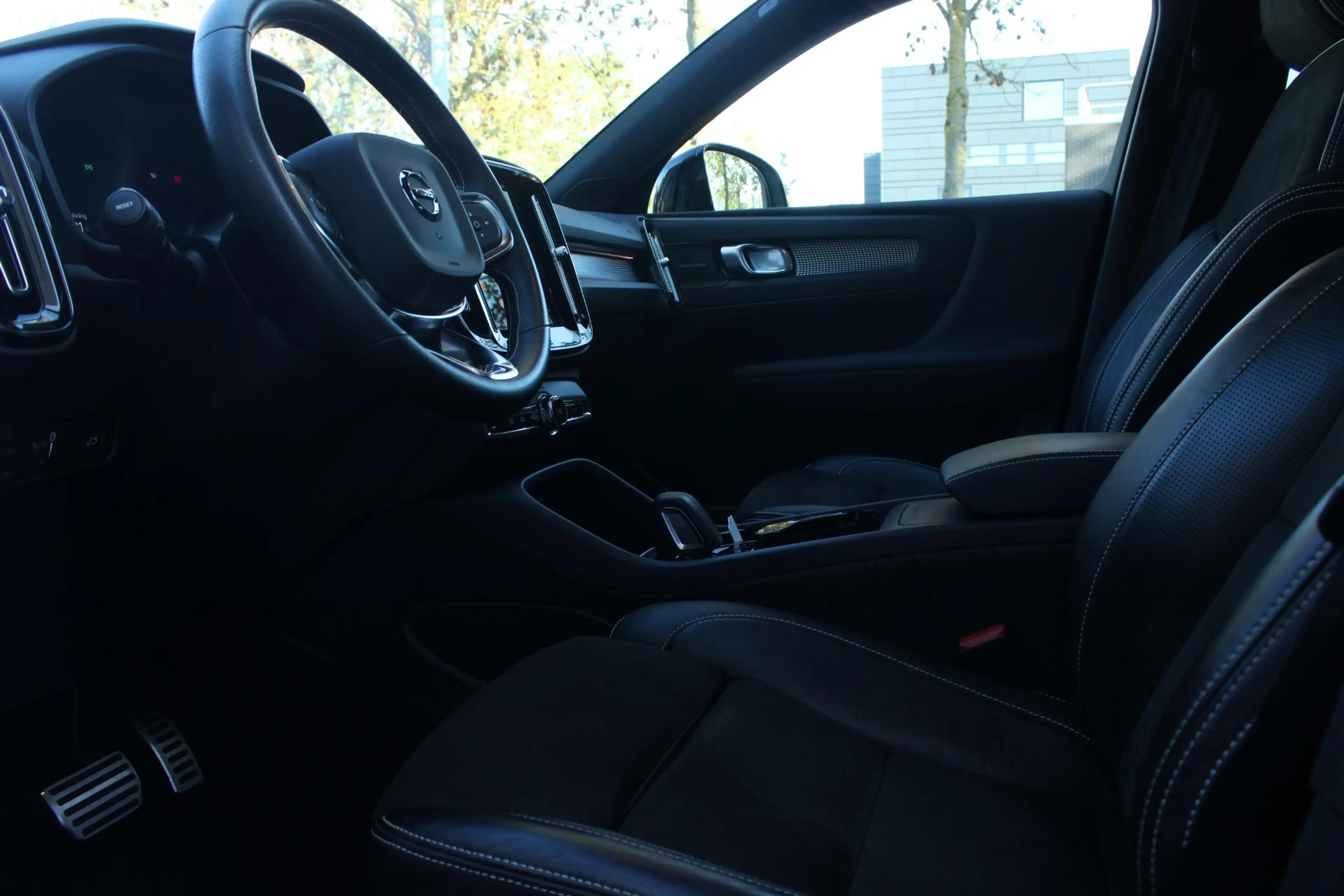 Volvo XC40 Recharge P8 AWD R-Design | Panoramadak | 20" Licht — photo 8