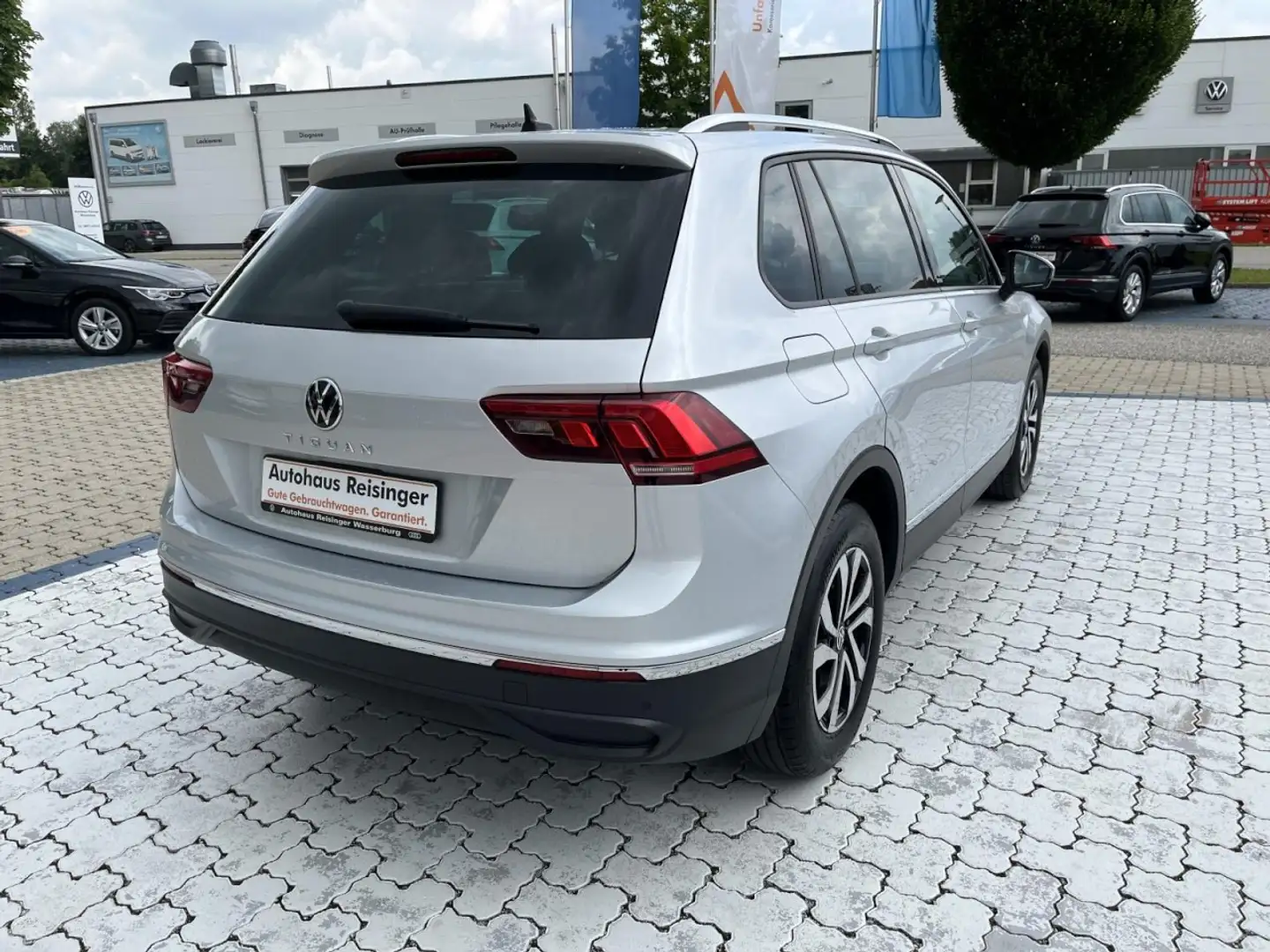 Volkswagen Tiguan 1.5 TSI Active DSG (Matr.LED,APP,NAVI,LightAssist) Silber - 2