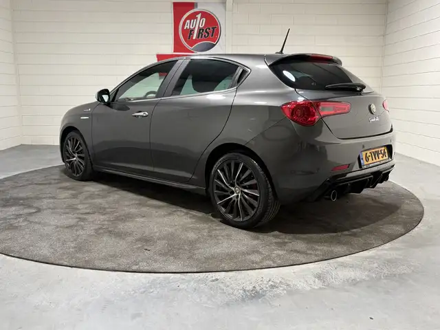 Alfa Romeo Giulietta view 3