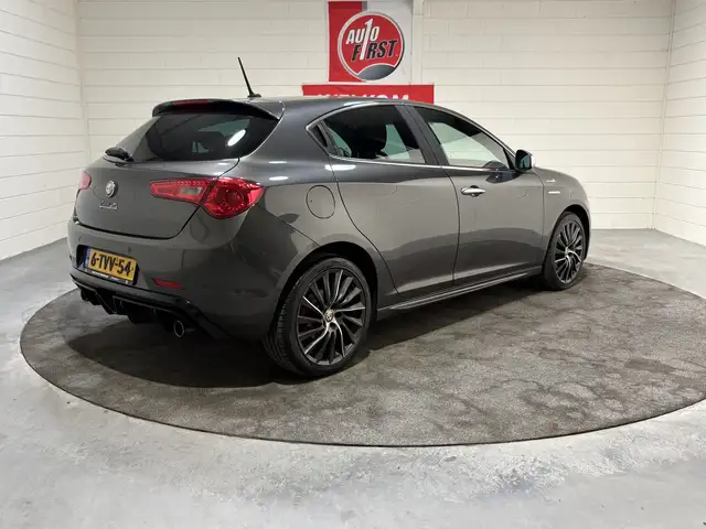 Alfa Romeo Giulietta view 4