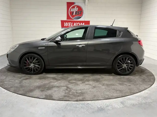 Alfa Romeo Giulietta view 2